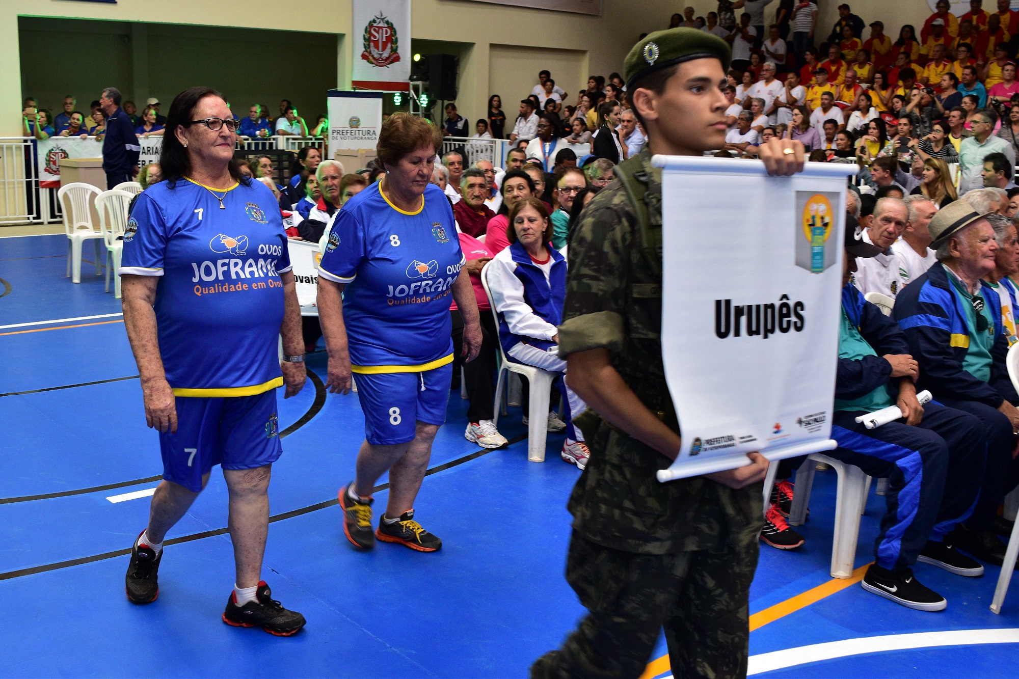Atletas que representaram a delegação de Urupês entraram escoltados pelo Tiro de Guerra no 21º JORI
