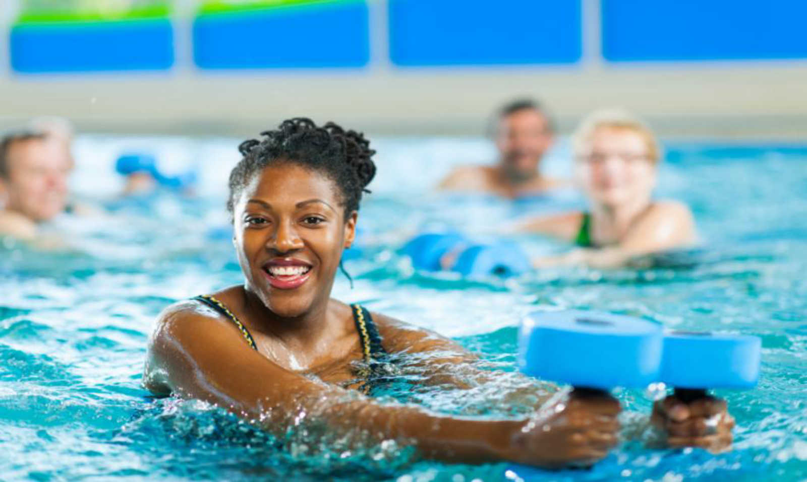 Atividades corporais com música serão realizadas na Piscina Pública de Urupês. Foto: Divulgação.