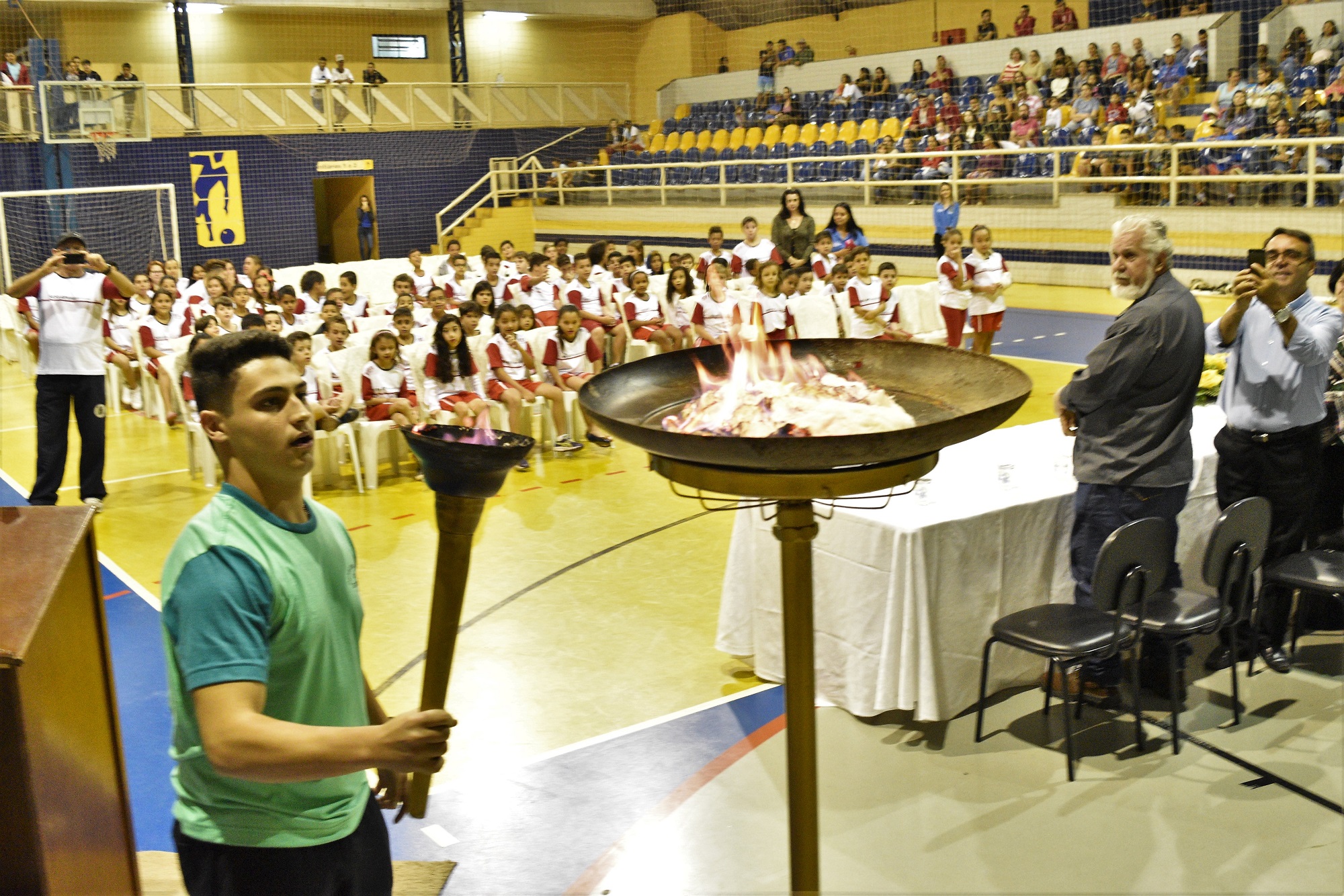 O atleta padrinho, Fernando Perassa Munhais, acende a tocha olímpica simbolizando o lançamento oficial do Programa em Urupês.