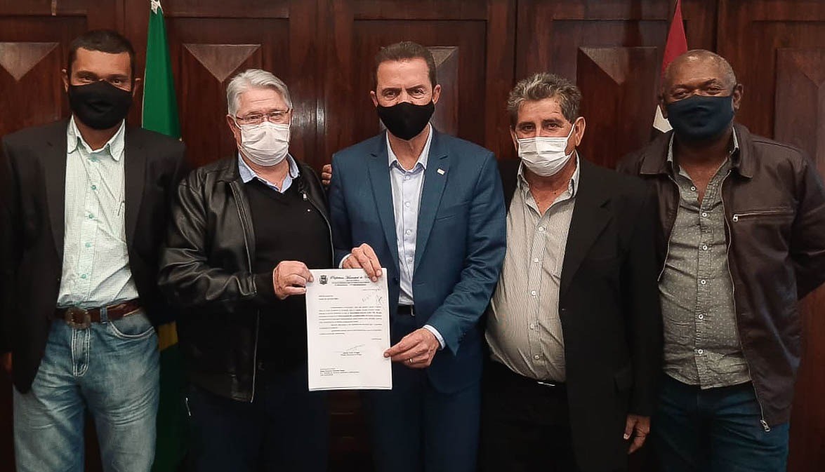 Na foto, da esquerda para a direita: vereador Fumaça; prefeito Bica; secretário de estado de Agricultura e Abastecimento, Itamar Borges; vereador Rubão Serradilha; e representante da Casa da Agricultura, José Pedro Ferreira. Foto: Divulgação.