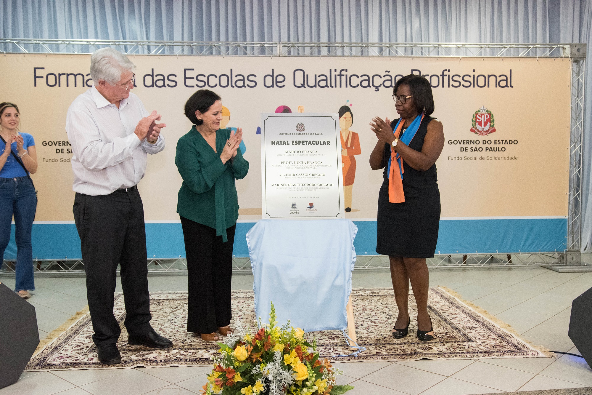 Prefeito Bica, Presidente do Fundo Social de Solidariedade de Urupês, Marinês Greggio e Técnica do FUSSESP, Sueli Cezarette, descerram placa de inauguração dos cursos no município. Foto: Luís Fernando da Silva / Prefeitura Municipal de Urupês