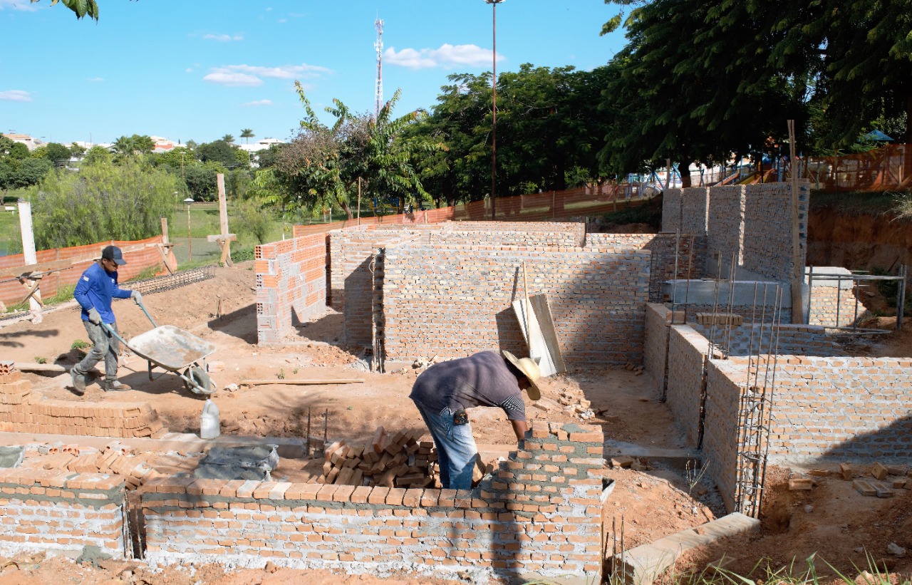 Funcionários construindo o banheiro público e a área de alimentação no Parque dos Lagos. Foto: Carina Costa