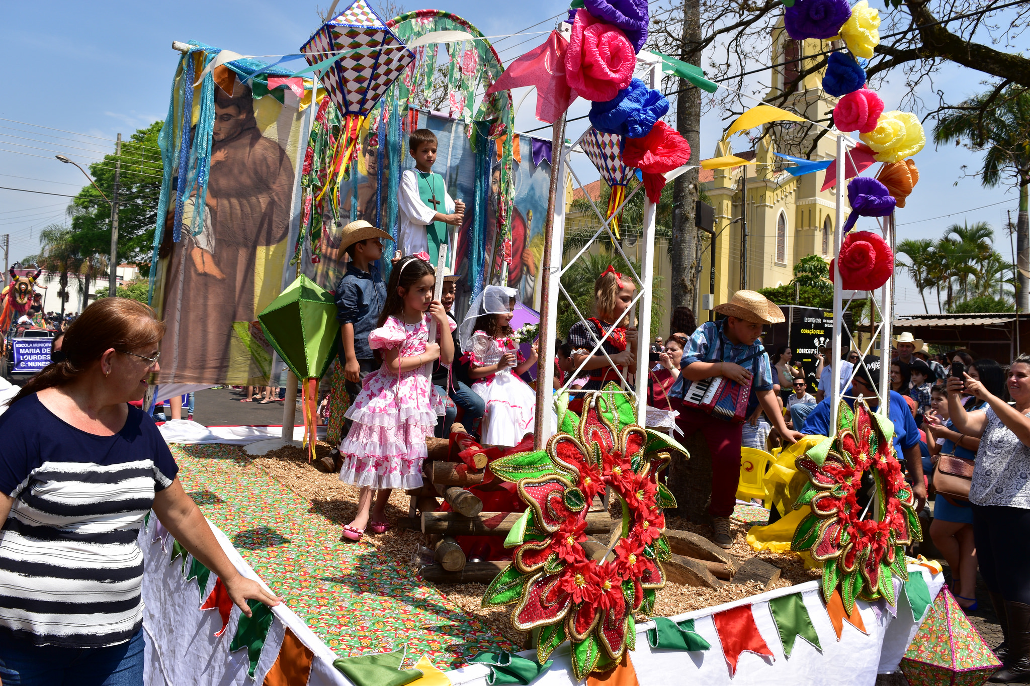 O desfile de 2017 também contou com a participação de diversas entidades municipais. Foto: Luís Fernando da Silva / Prefeitura Municipal de Urupês