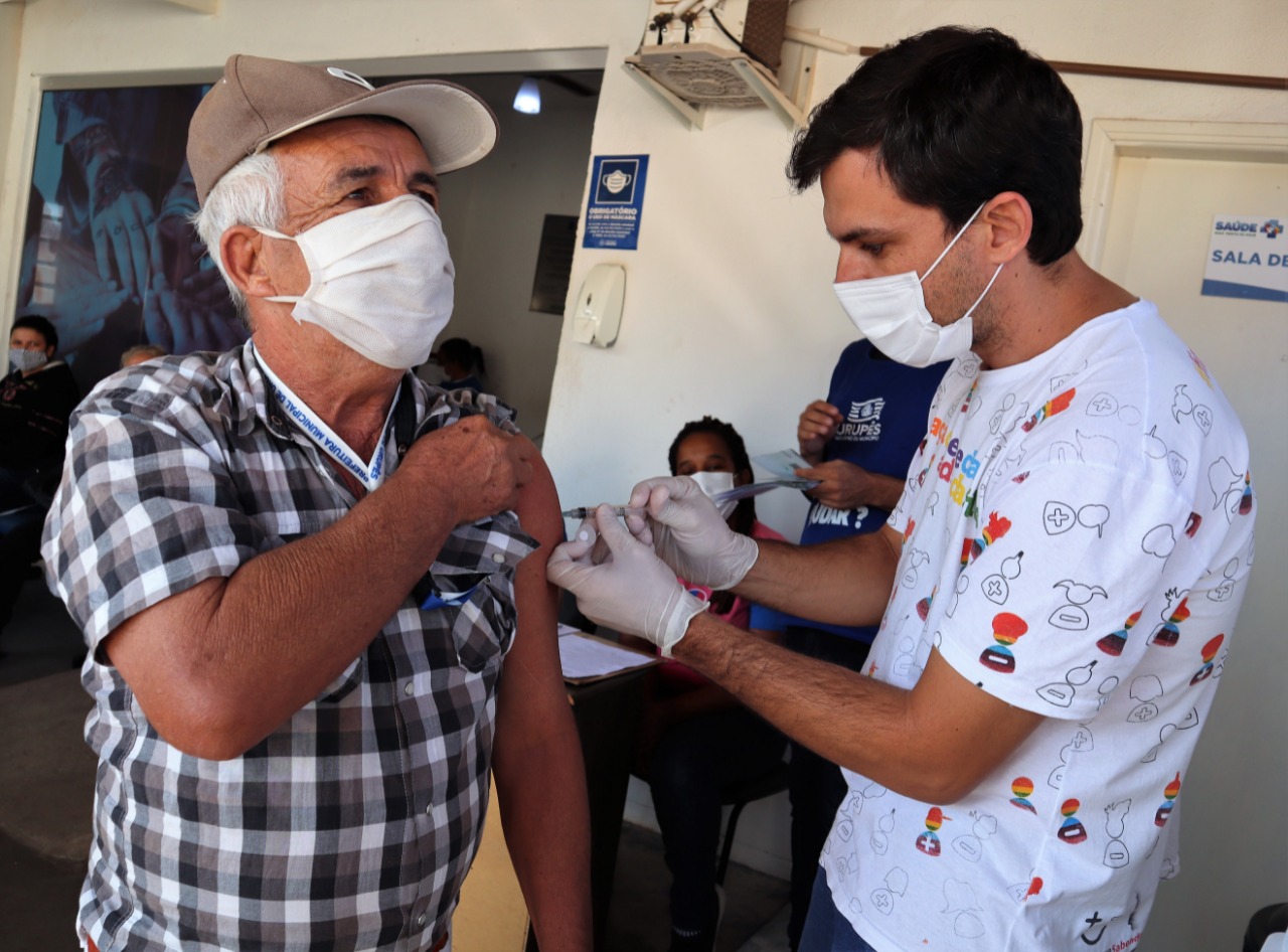 Idoso é vacinado na ESF do bairro Mundo Novo. Foto: Carina Costa / Prefeitura de Urupês.