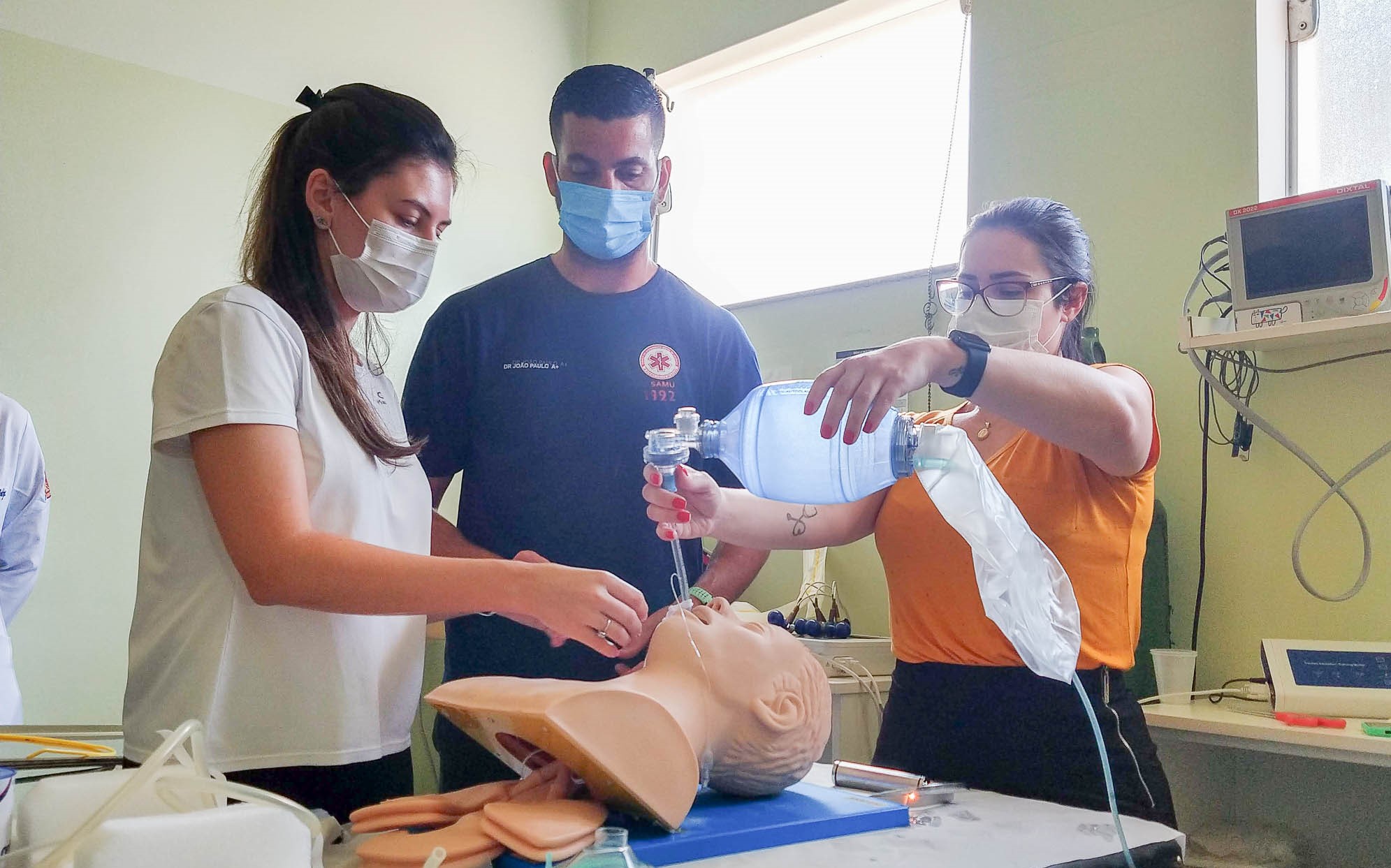 Funcionárias da Saúde em treinamento com a equipe do SAMU. Foto: Luís Fernando da Silva / Prefeitura Municipal de Urupês.