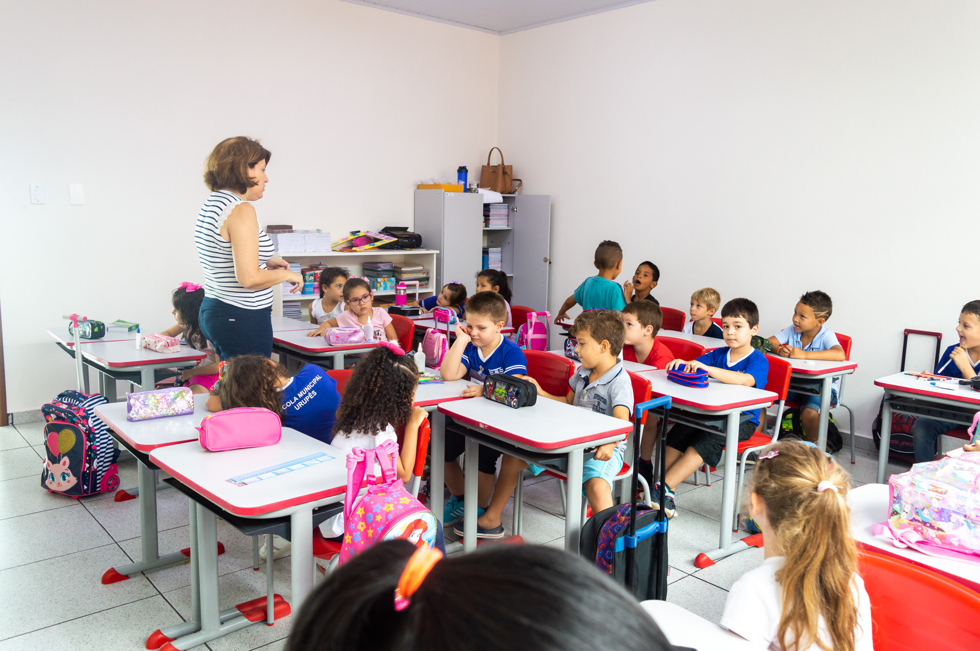 Professora Silvia com os alunos do primeiro ano do ensino fundamental, na nova escola extensão da Maria da Glória. Foto: Carina Costa