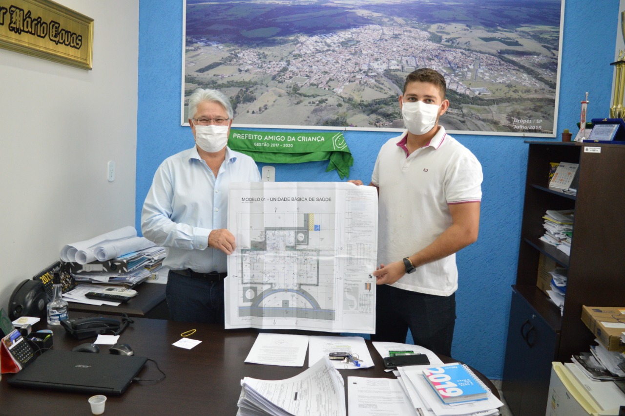 Prefeito Bica entrega projeto da UBS do bairro Manoel Carreira para Gustavo Morais, assessor do Deputado Federal Fausto Pinato. Foto: Luís Fernando da Silva / Prefeitura Municipal de Urupês.