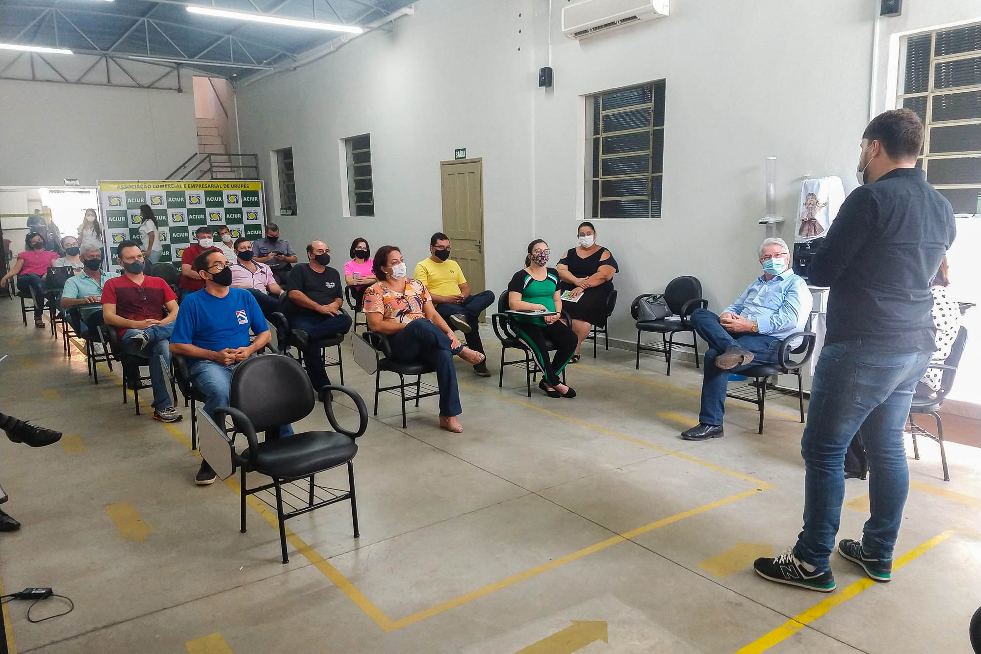 Dr. Carlos Davanço, médico responsável pela Ala de Síndrome Respiratória de Urupês, fala a representantes dos setores econômicos da cidade. Foto: Luís Fernando da Silva / Prefeitura Municipal de Urupês