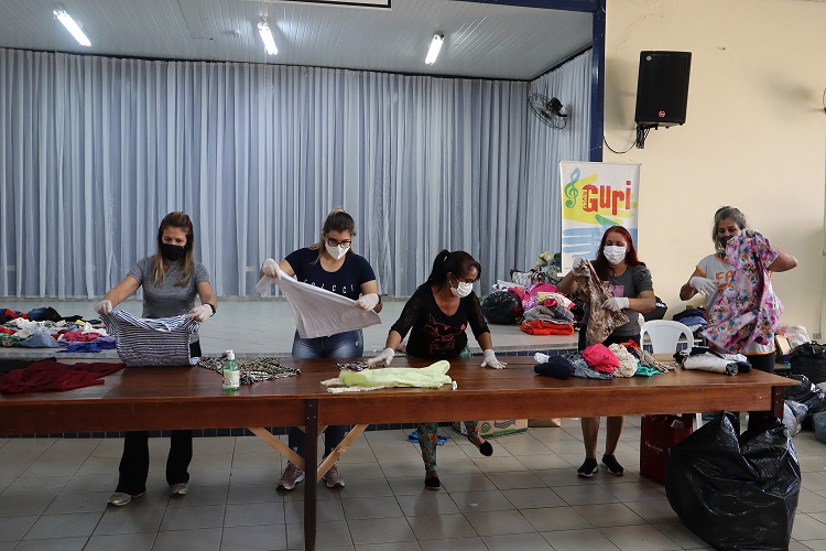 Funcionárias do Social trabalhando na separação das doações de 2021 - Foto: Carina Costa