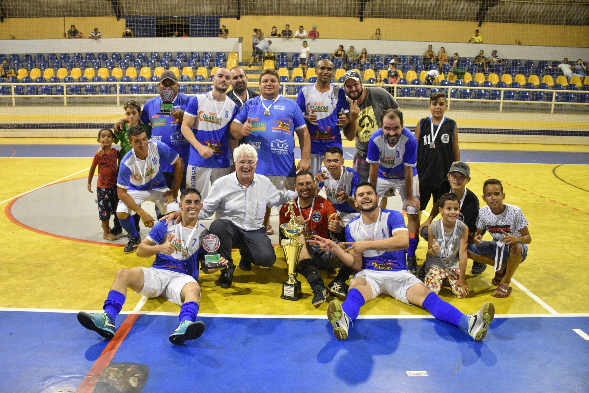 Colabone recebe a taça de campeão do Municipal de Futsal 2019. Foto: Luís Fernando da Silva / Prefeitura Municipal de Urupês.