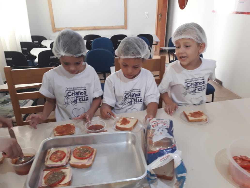 Alunos do Criança Feliz em atividade durante oficina de culinária. Foto: Divulgação