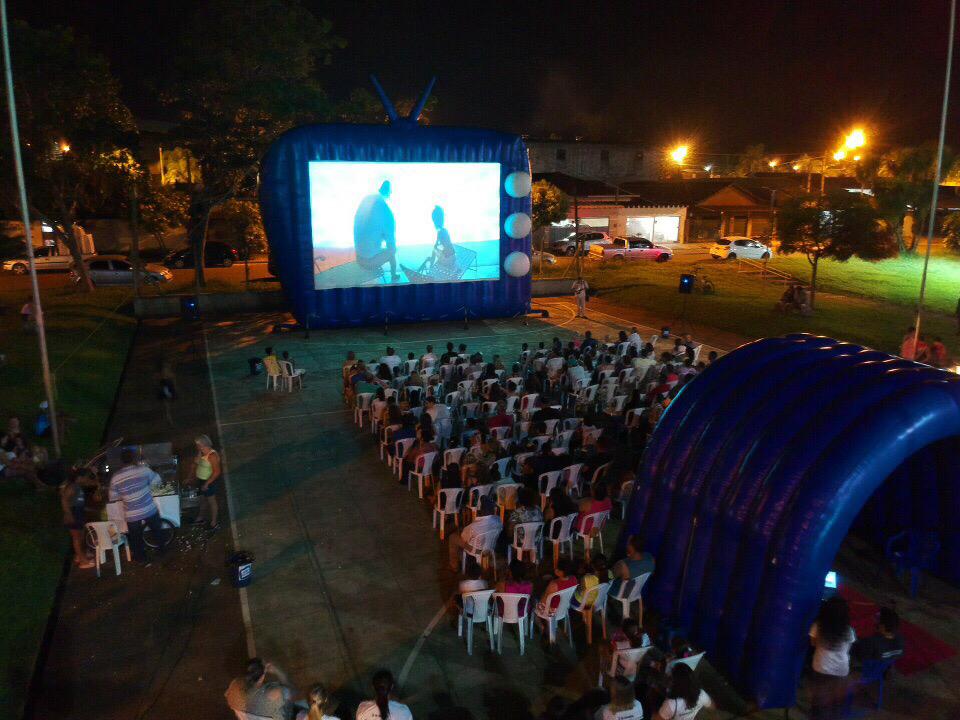 Sessões acontecem em praças públicas. Foto: Divulgação / Cine Família