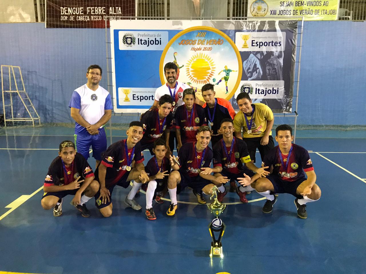 Equipe de futsal mirim, campeã da modalidade na 13ª Jornada Esportiva de Itajobi. Foto: Prefeitura Municipal de Itajobi / Divulgação.