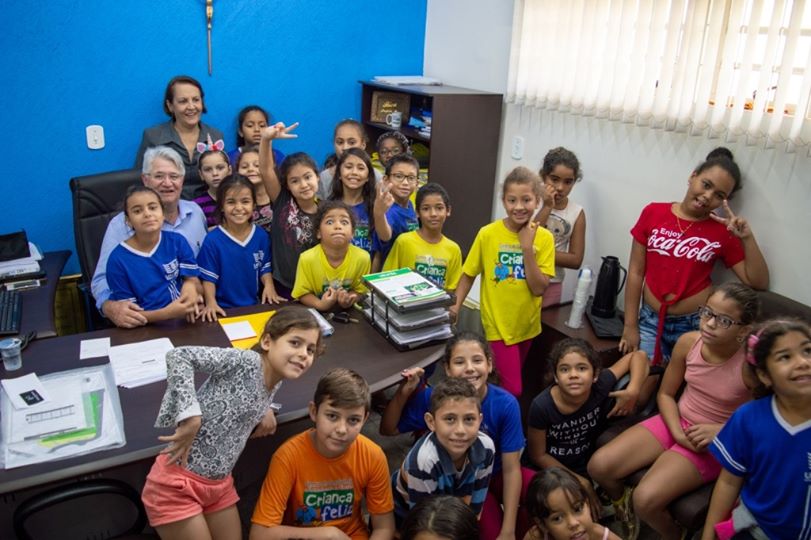 Foto: Prefeito e Vice Prefeita recebem visitas de alunos do município no gabinete  data: maio/2019