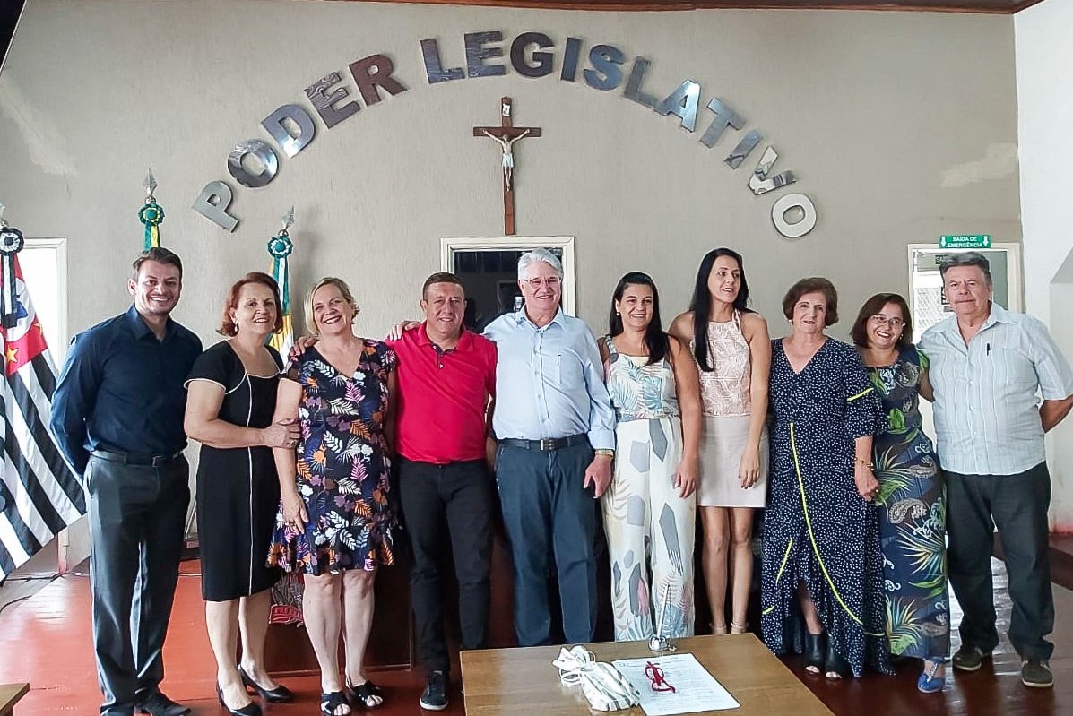 Membros do poder público, novos conselheiros tutelares e membros do CMDCA. Foto: Divulgação.