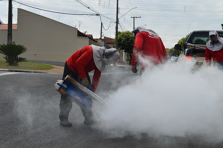 Ação de Dedetização na rede de esgoto em Urupês, realizada pela empresa Viel em 13/04/2021- Foto: Carina Costa