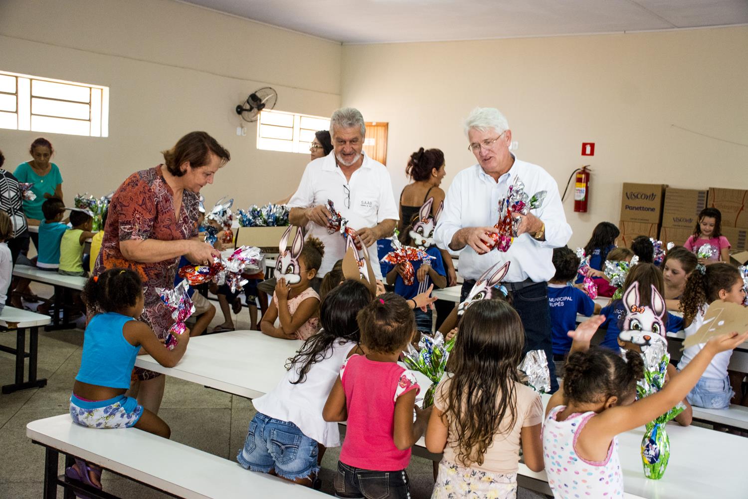 Crianças e jovens da Educação Infantil e Ensino Fundamental receberam os ovos