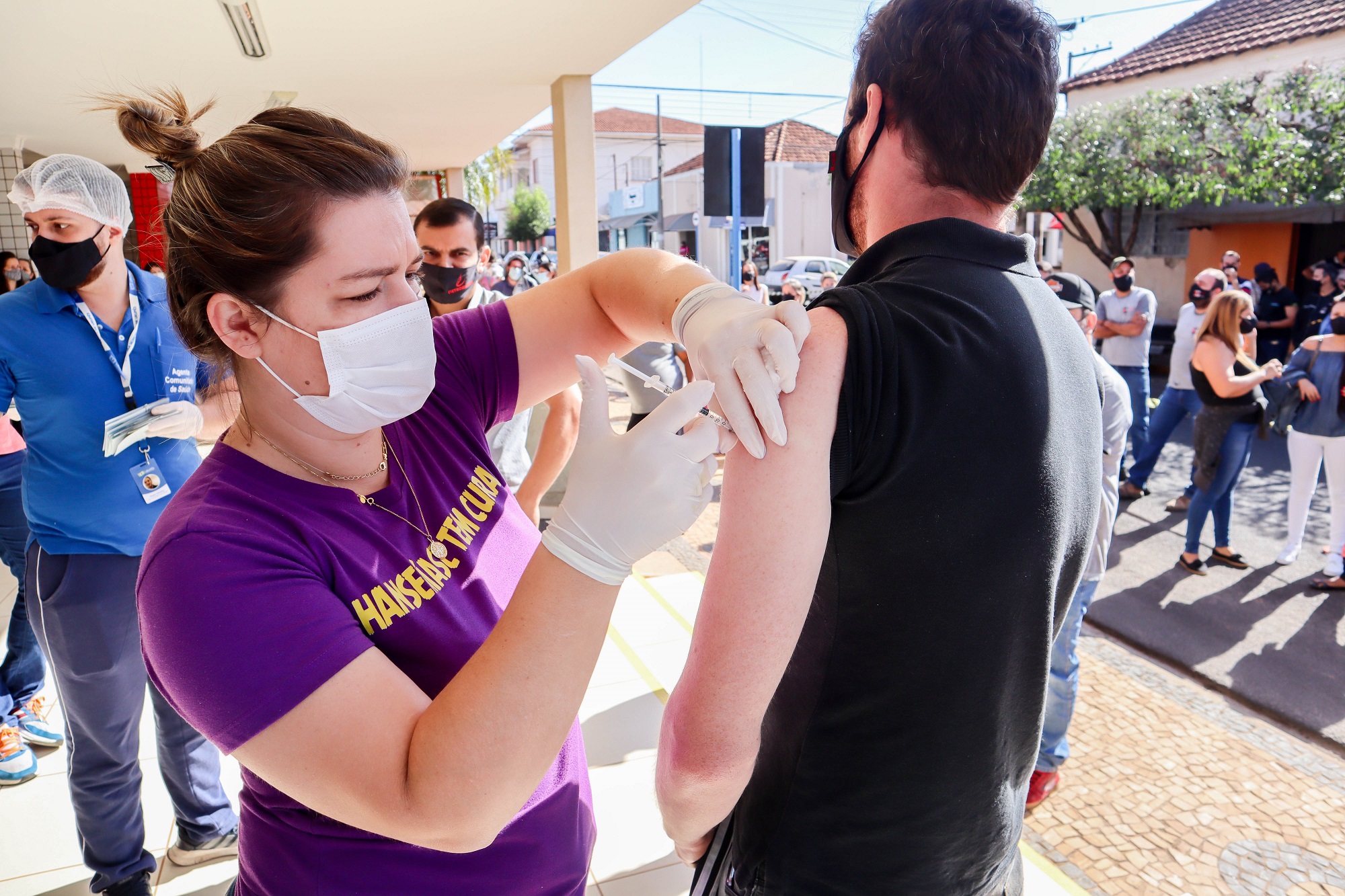 Enfermeira Leila Zuanon vacina cidadão nesta nova faixa etária da Campanha de Combate à COVID-19. Foto: Henrique Alonso Camilo / Prefeitura Municipal de Urupês.