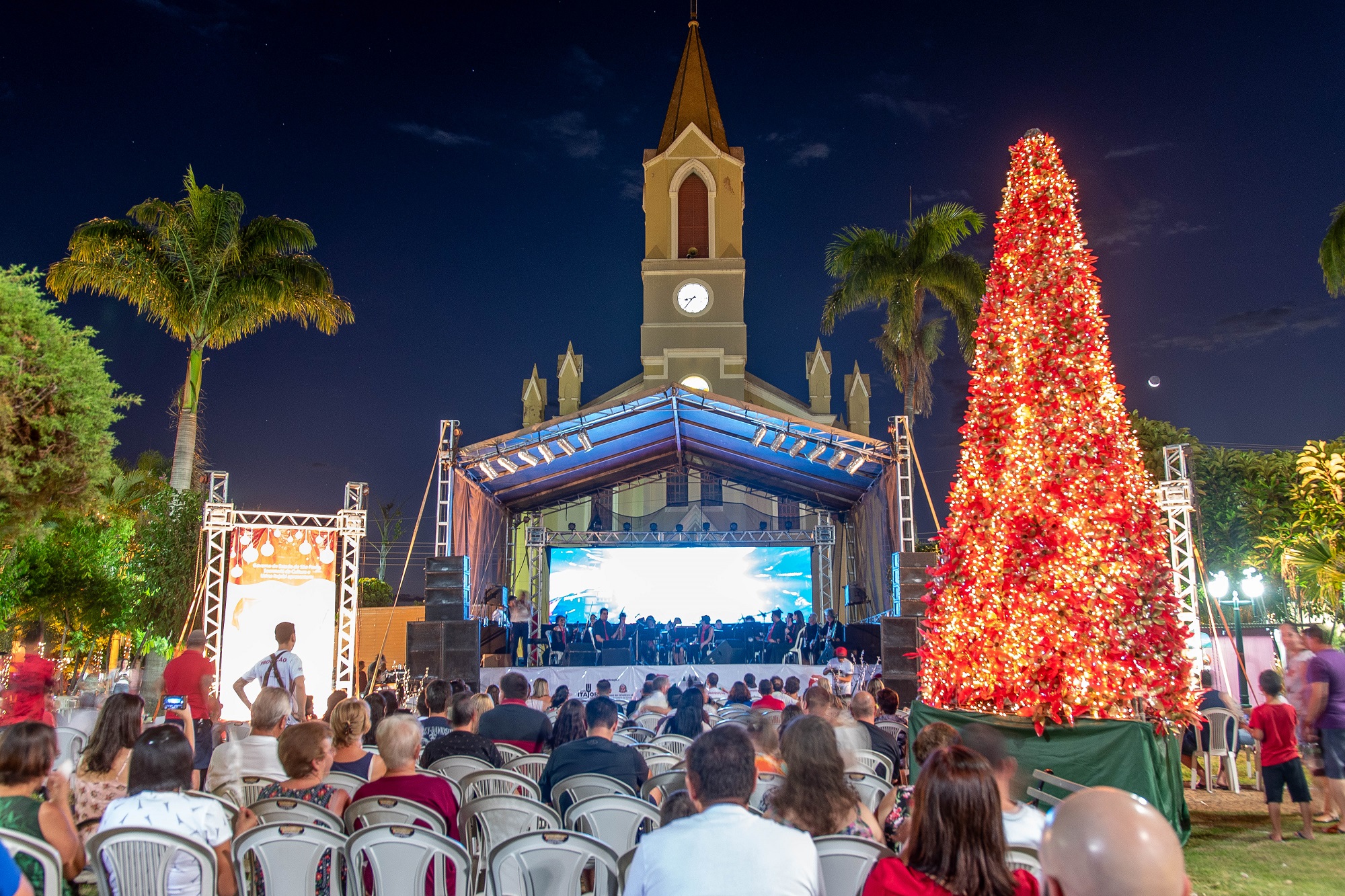Palco montado em frente à igreja matriz acolheu apresentação de teatro, orquestra e coral de Taquaritinga. Foto: Luís Fernando da Silva / Prefeitura Municipal de Urupês.