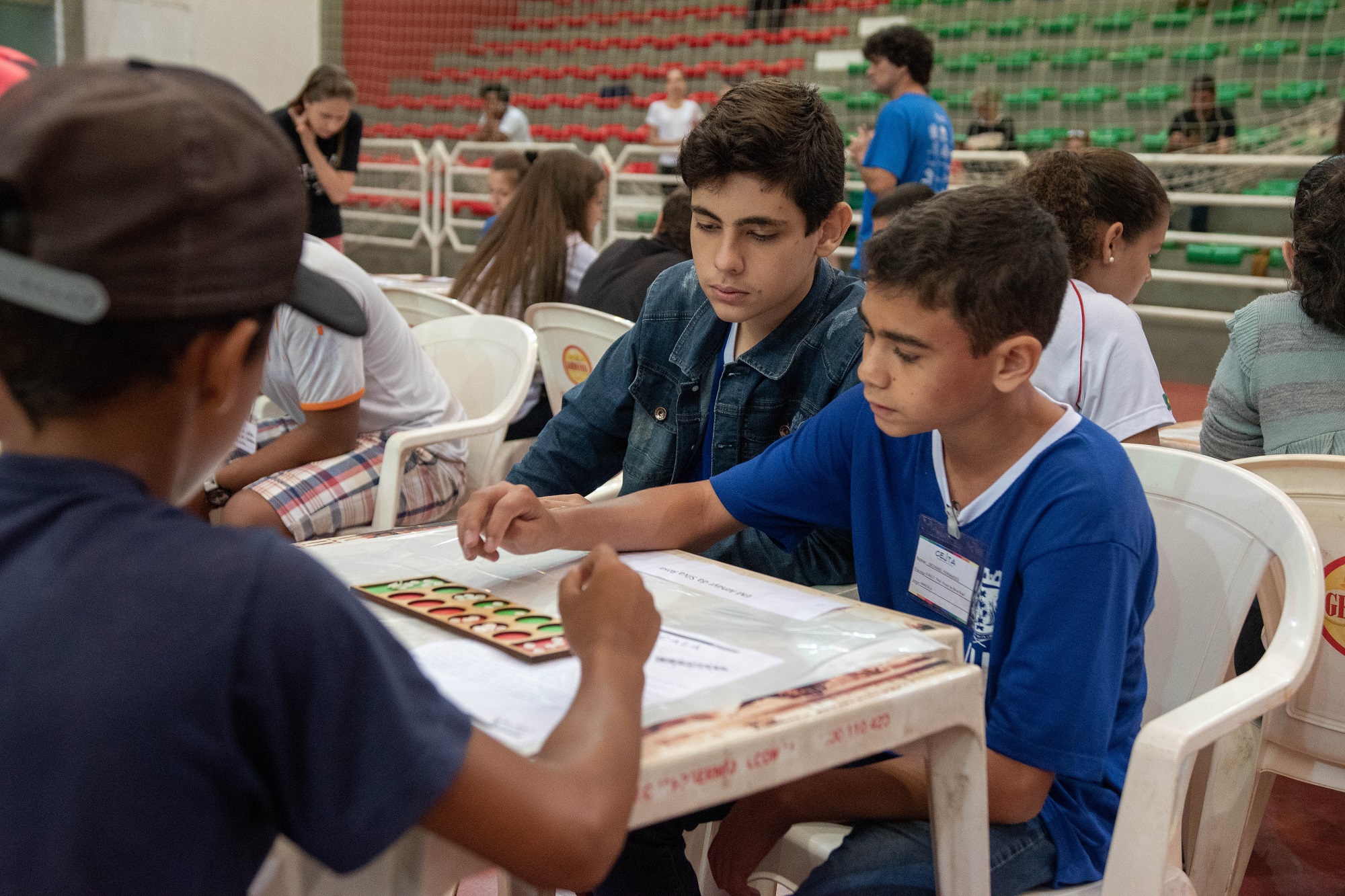 Gustavo Santana e Natanael Fernandes foram dois dos alunos aprovados para a fase final. Foto: Luís Fernando da Silva / Prefeitura Municipal de Urupês.