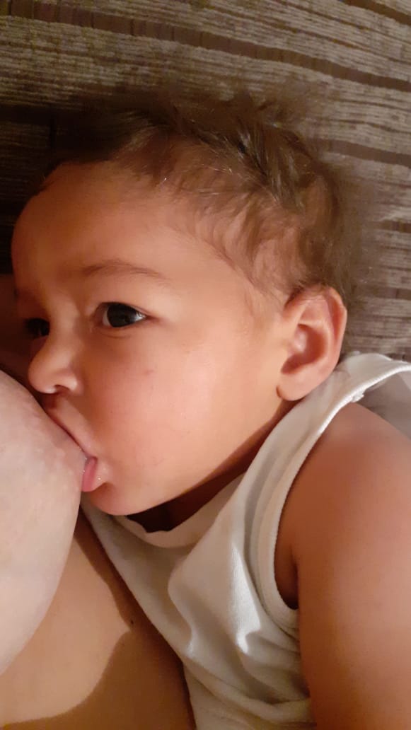 Mãe Viviane Ramos de Carvalho Godoy, amamentando seu filho Luiz Miguel, de 10 meses. Imagem: divulgação