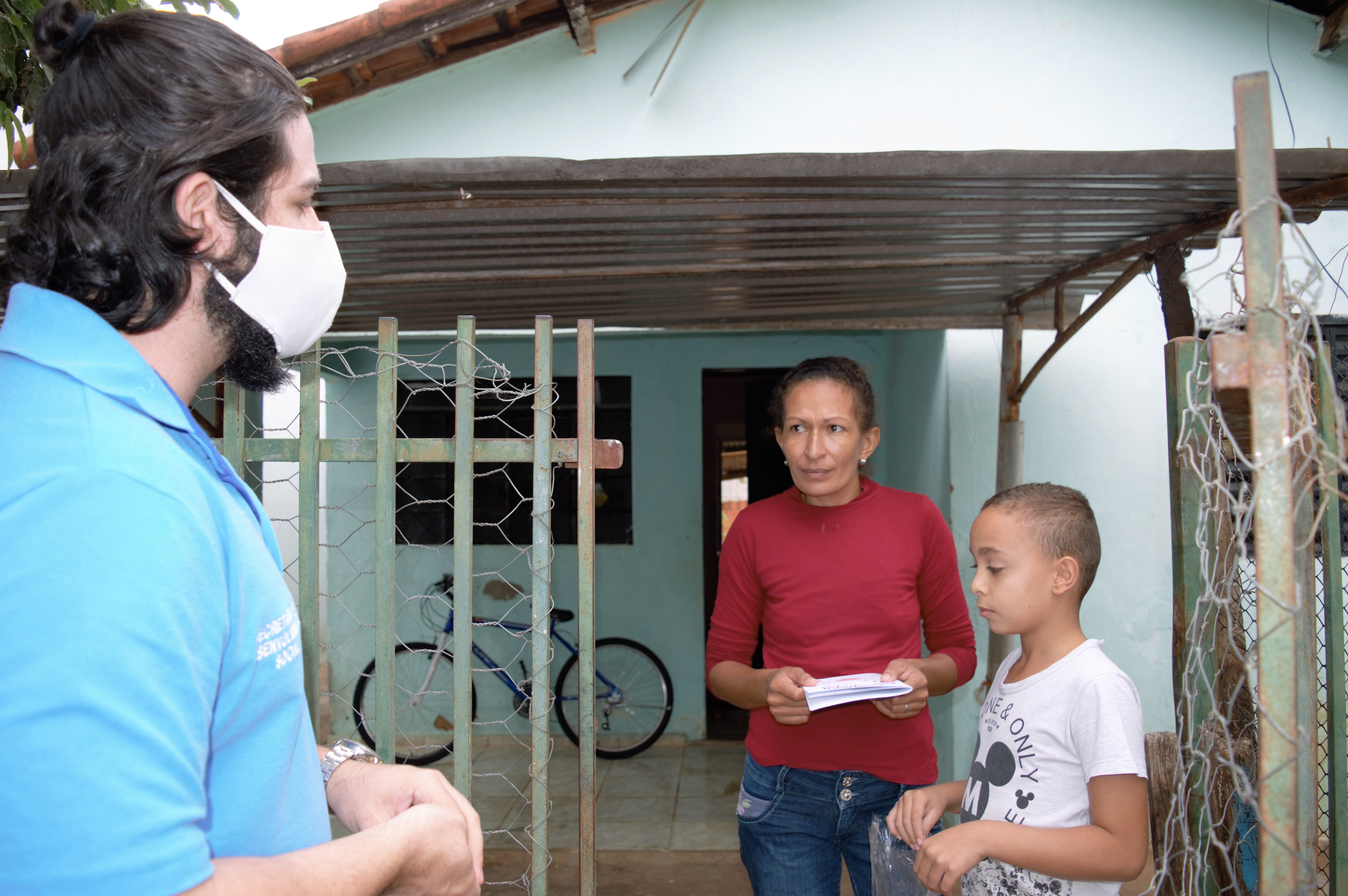Psicólogo do CRAS, Andrey P. Pedro em visita às famílias do programa. Foto: Carina Costa