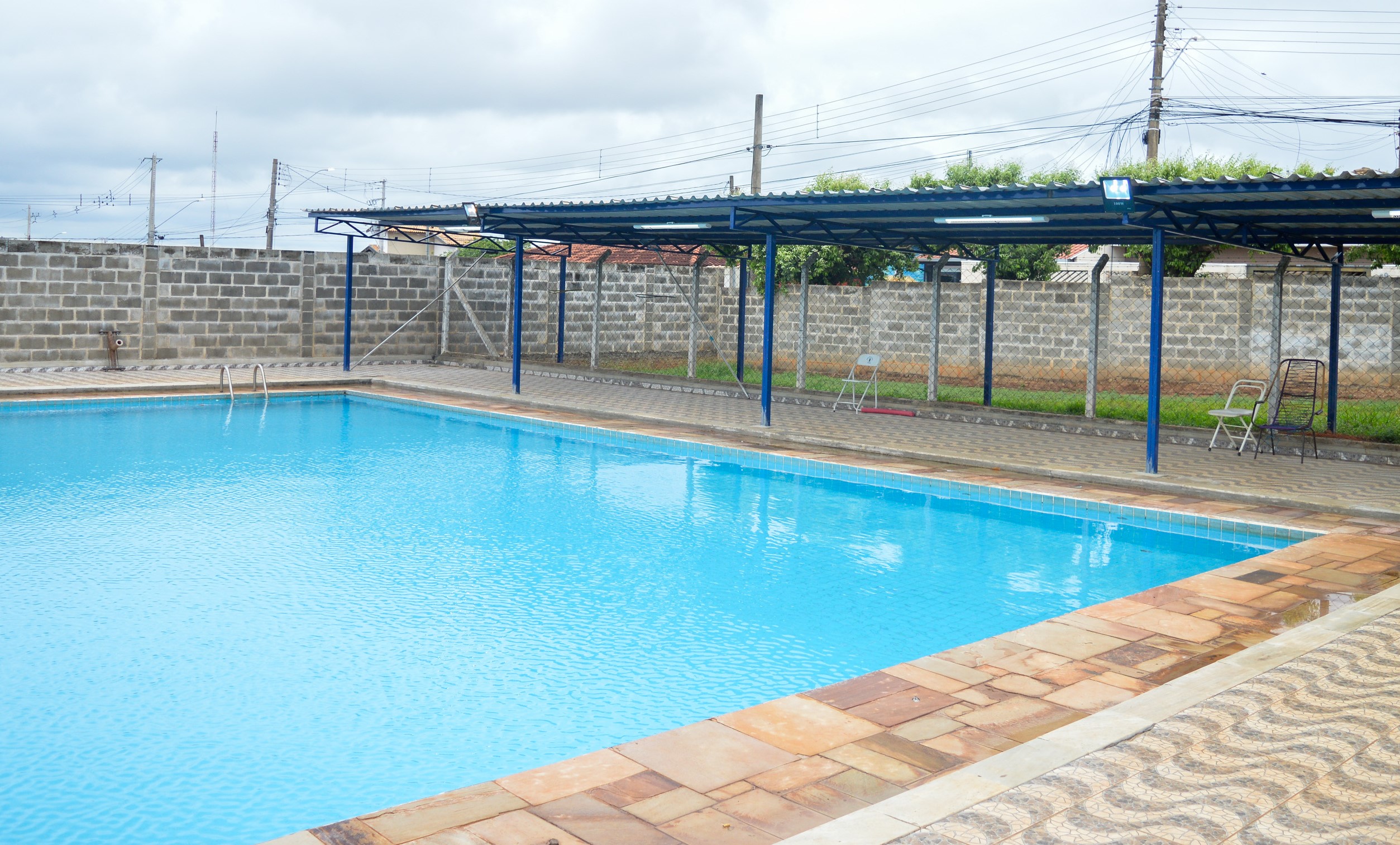 Piscina Pública de Urupês ganhou cobertura na lateral e iluminação para sua utilização no período noturno. Foto: Luís Fernando da Silva / Prefeitura Municipal de Urupês