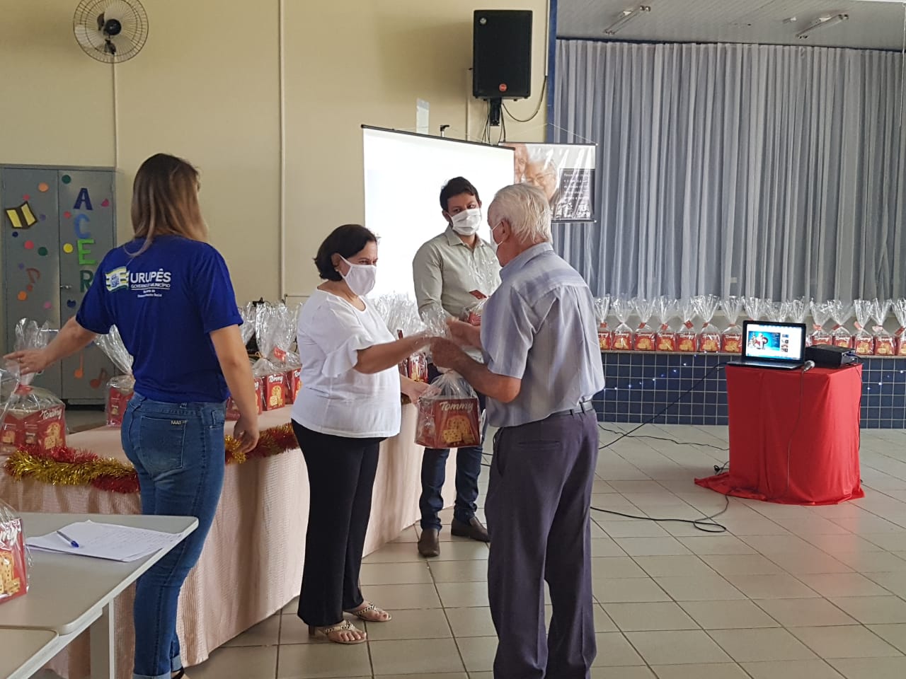 Entrega de Panetones de Natal para participantes da Melhor Idade. Foto: Carina Costa