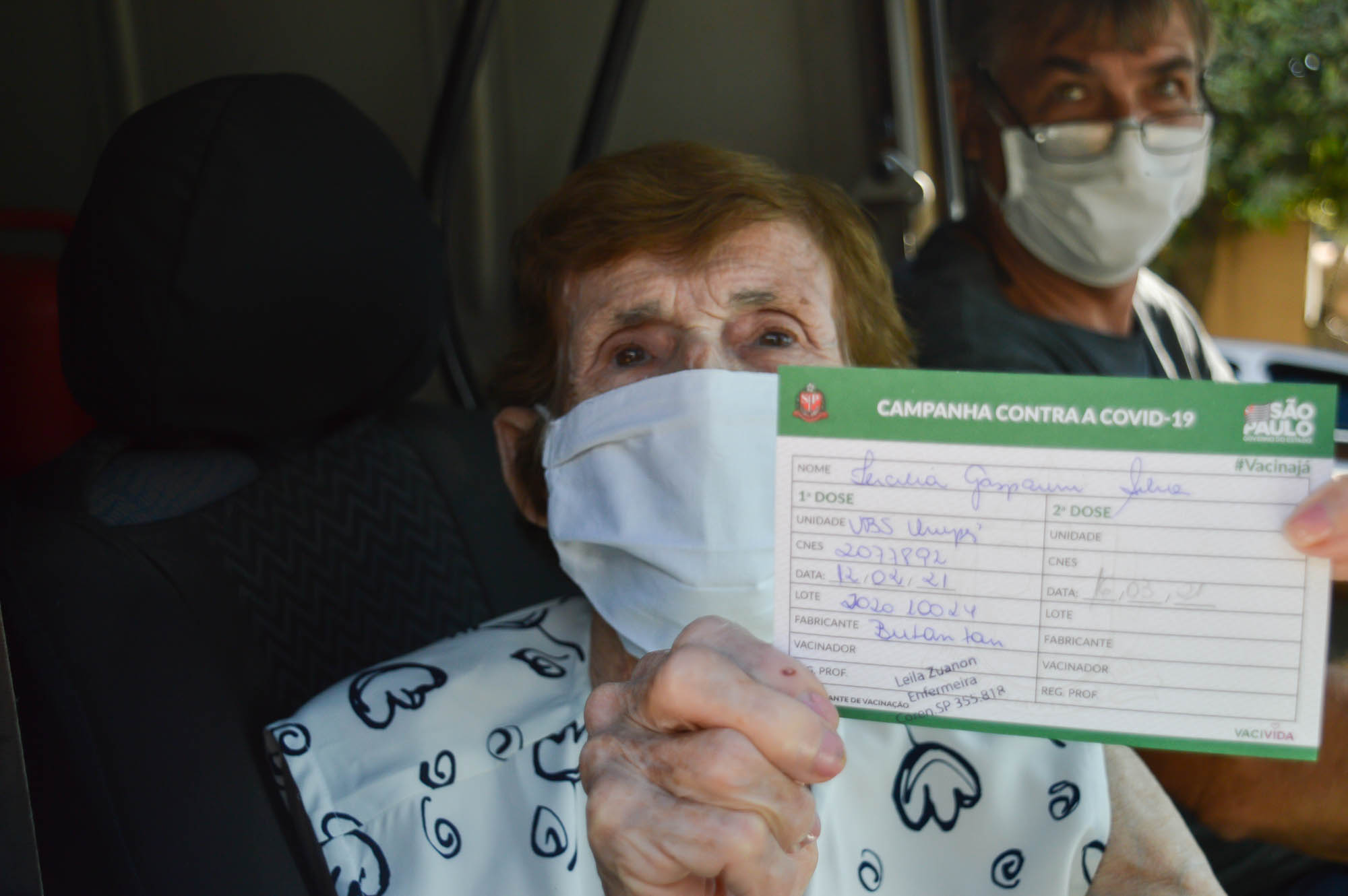Tercília Gasparini da Silva, de 88 anos, compareceu na UBS do Centro para ser vacinada contra a COVID-19. Foto: Luís Fernando da Silva / Prefeitura Municipal de Urupês.