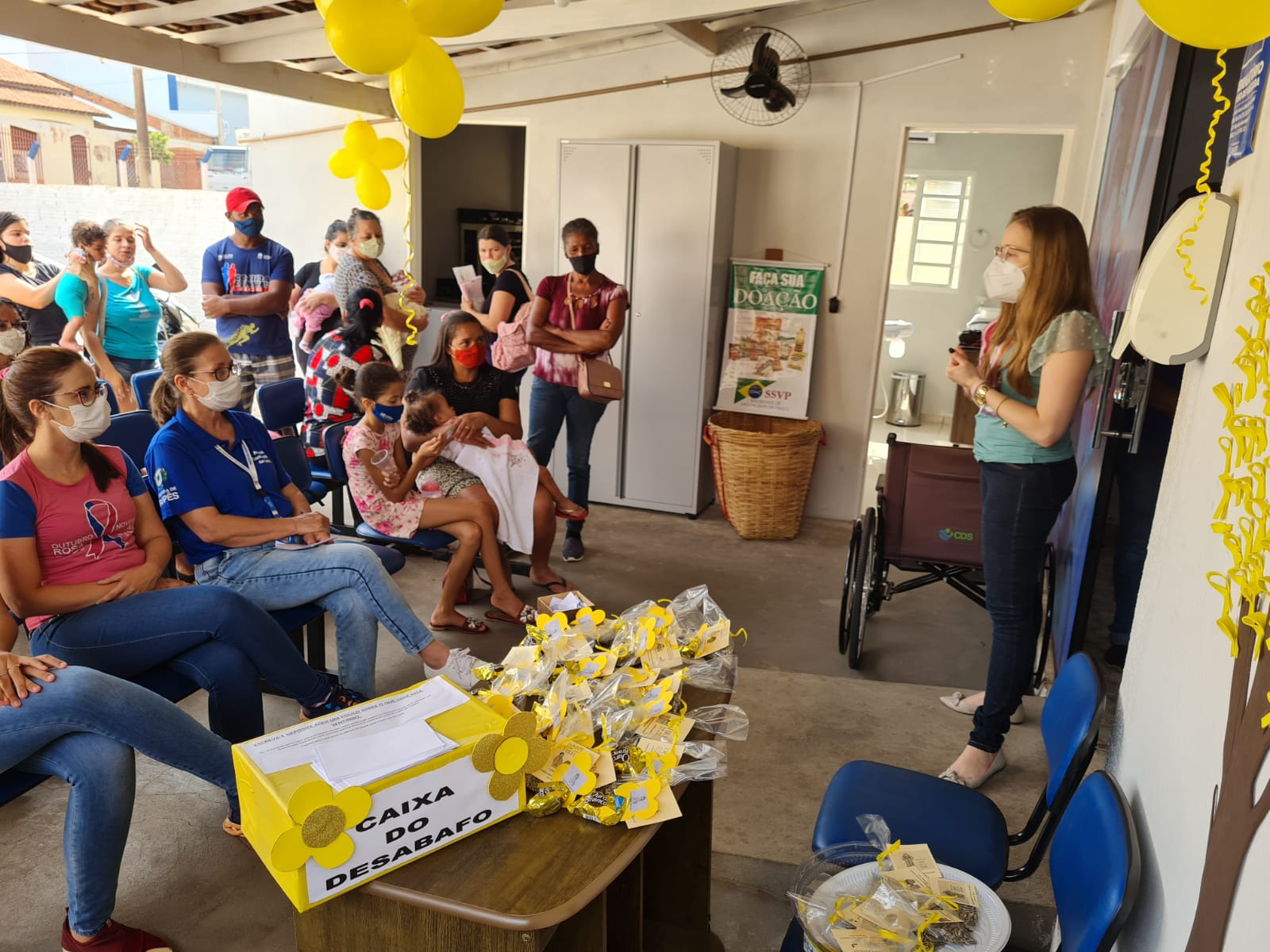 Psicóloga Maria Sofia Mazzo Tamarozzi conduz roda de conversa com população do bairro Mundo Novo. Foto: Arquivo pessoal.