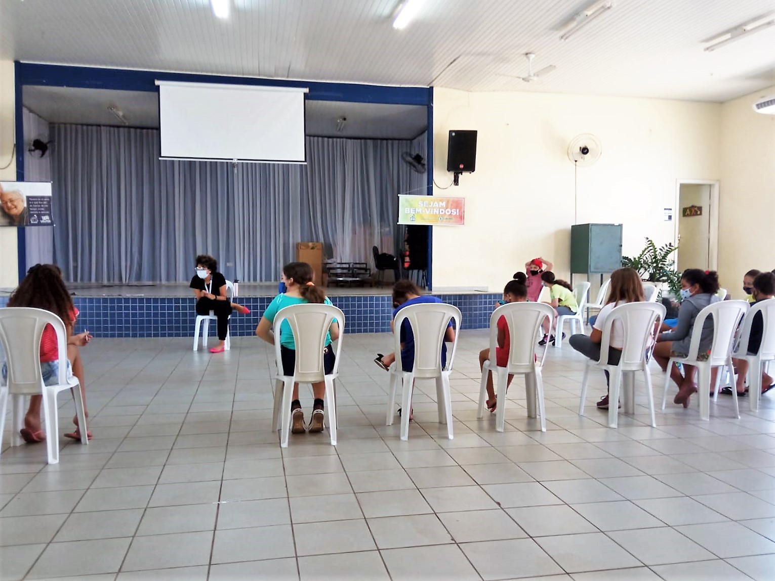 Psicóloga Thainá Costa conduz ações com alunos do Guri. Foto: divulgação.