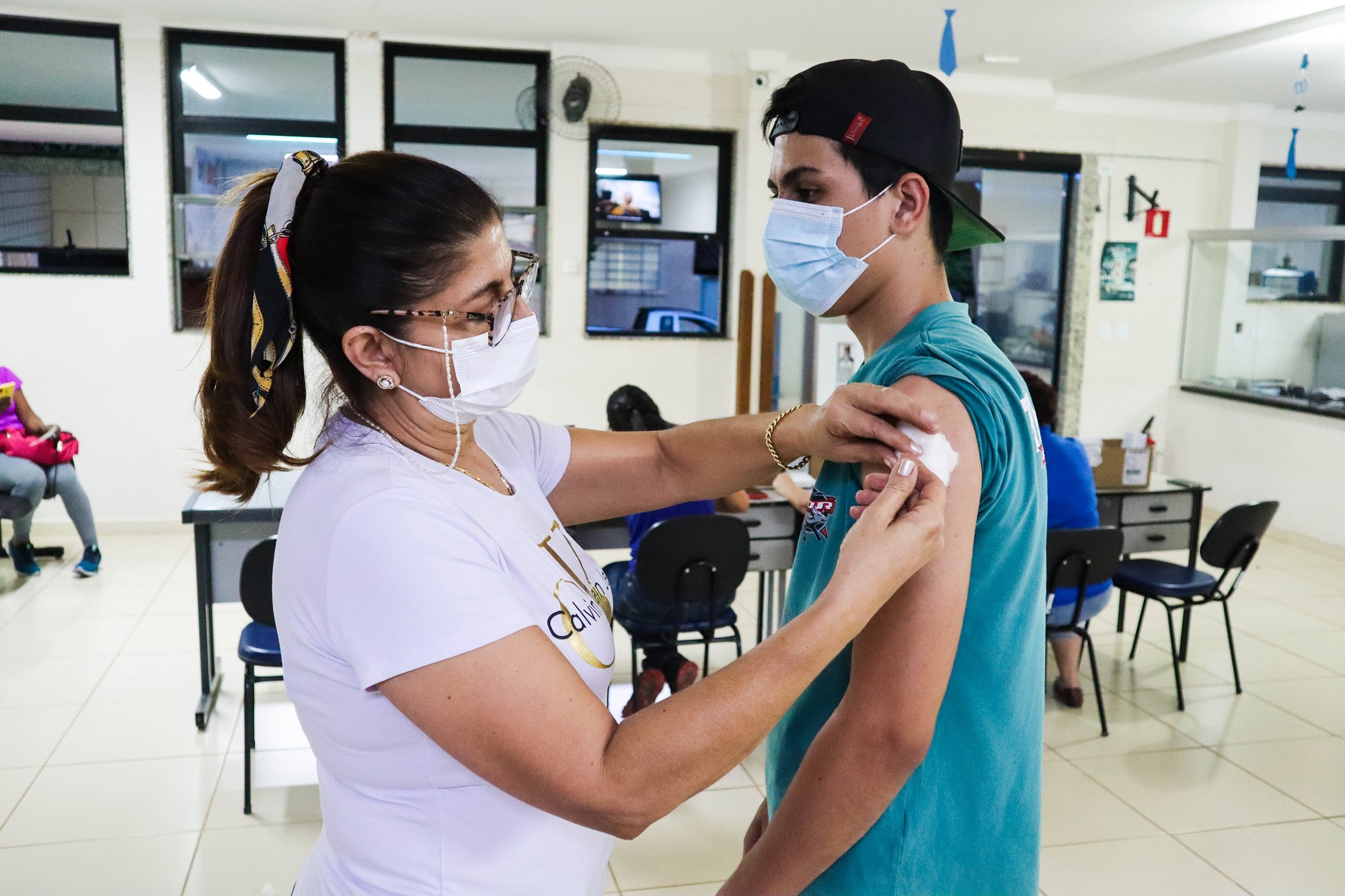 Jovem é vacinado contra a COVID-19 na noite de vacinação. Foto: Thomás Volpato Moutropoulos / Prefeitura Municipal de Urupês