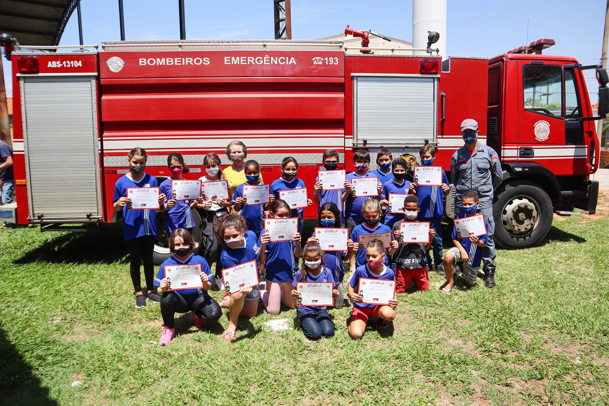 Alunos posam para foto com certificado em frente caminhão dos bombeiros. Foto: Henrique Alonso Camilo / Prefeitura Municipal de Urupês.