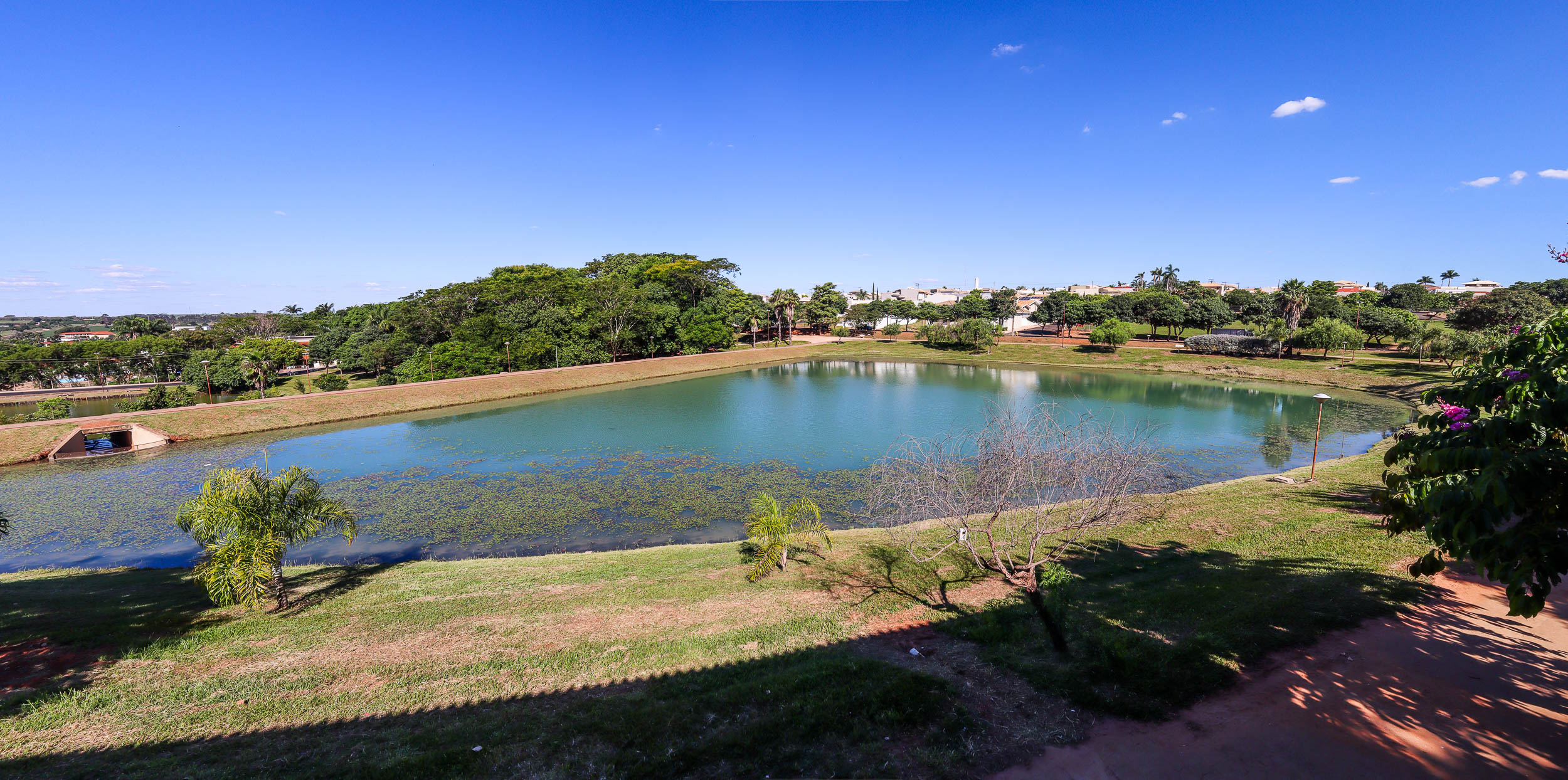 Lagoa de Urupês, que será revitalizada, vista da nova lanchonete. Foto: Luís Fernando da Silva / Prefeitura Municipal de Urupês.