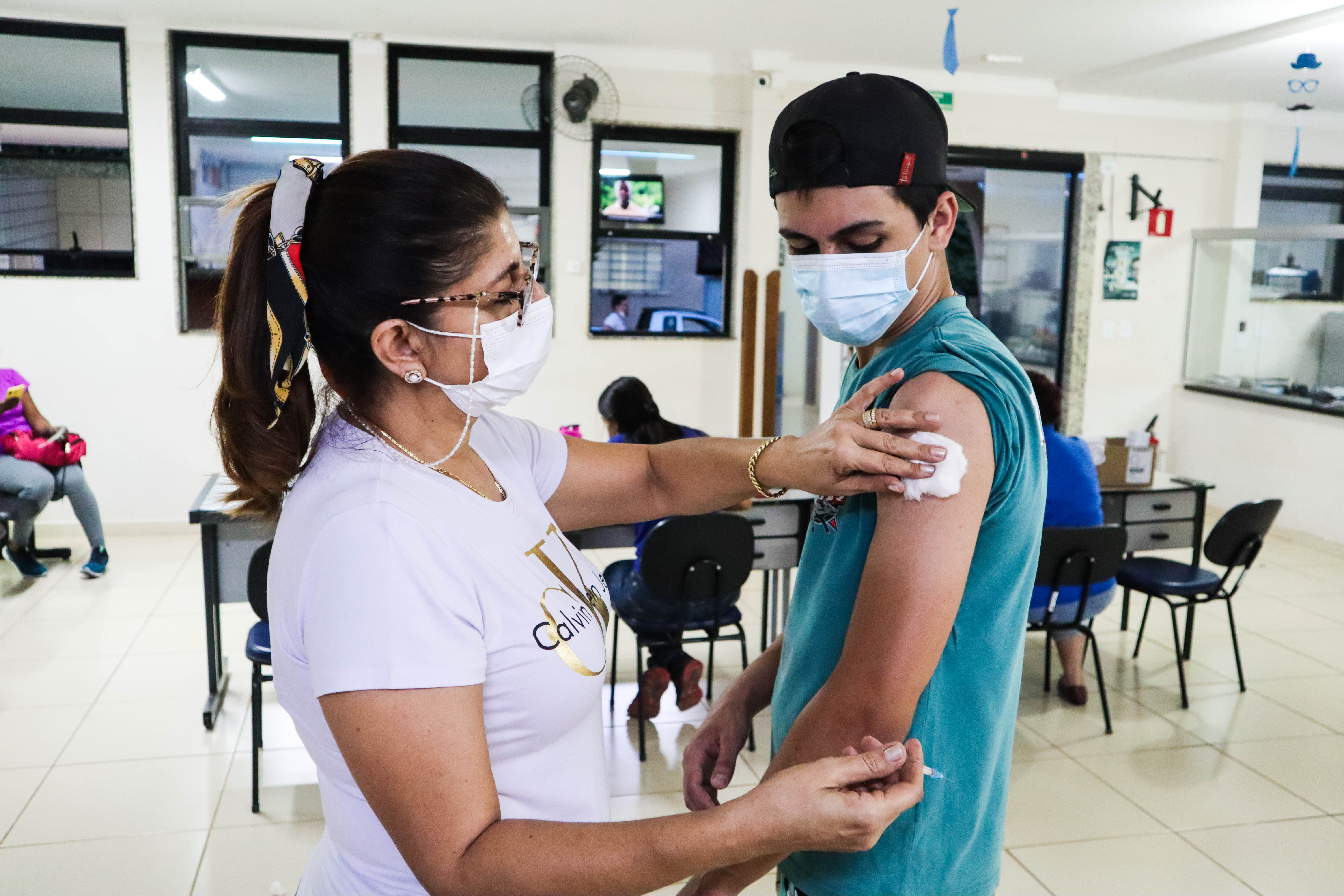 Jovem é vacinado contra a COVID-19 na noite de vacinação. Foto: Thomás Volpato Moutropoulos / Prefeitura Municipal de Urupês