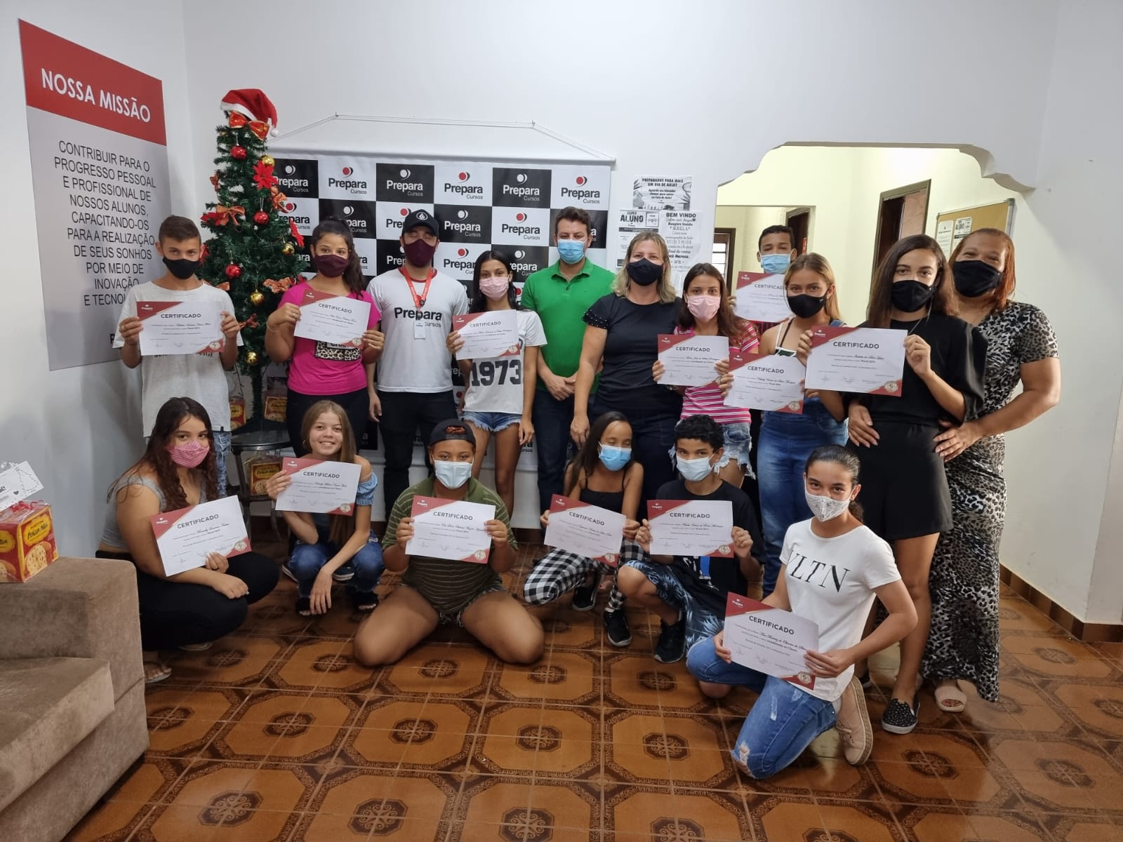 13 alunos de Urupês que concluíram cursos de qualificação na Prepara Cursos. Foto: divulgação.