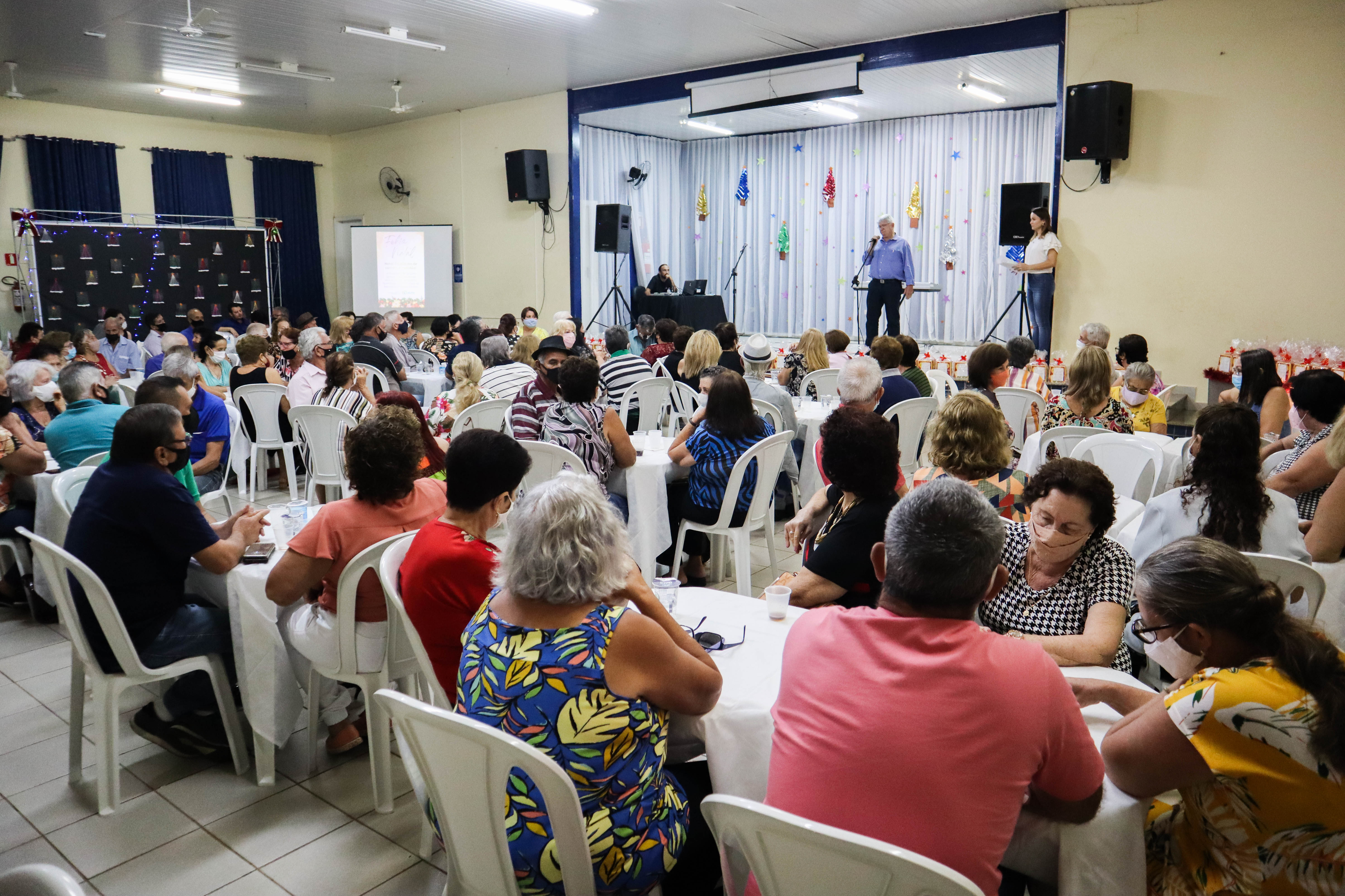 Idosos em jantar especial na Melhor Idade. Foto: Henrique Alonso Camilo / Prefeitura Municipal de Urupês