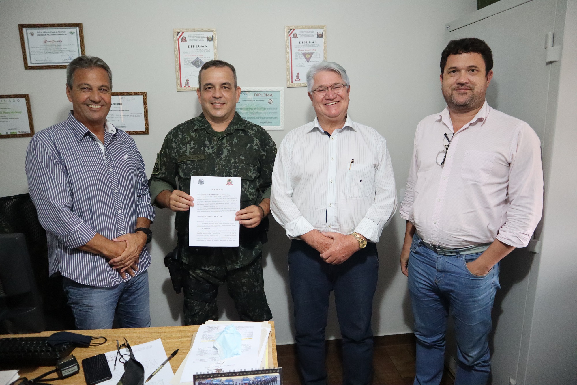 Da esquerda para a direita: Diretor Municipal de Trânsito, Sargento PM Adauto Pires Cardoso; Comandante da Base Operacional da Polícia Ambiental de Novo Horizonte, Sargento PM Leonardo Dantas de Araújo; Prefeito de Urupês, Bica; e Diretor Municipal de Meio Ambiente, Saneamento e Recursos Hídricos, Lauriston Isique. Foto: Luís Fernando da Silva / Prefeitura Municipal de Urupês.