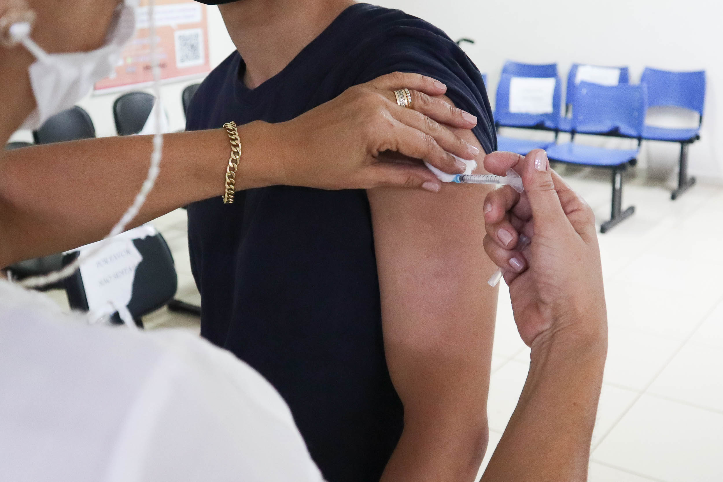 Homem é imunizado contra a COVID-19 na quarta Noite de Vacinação em dezembro de 2021. Foto: Henrique Alonso Camilo / Prefeitura Municipal de Urupês