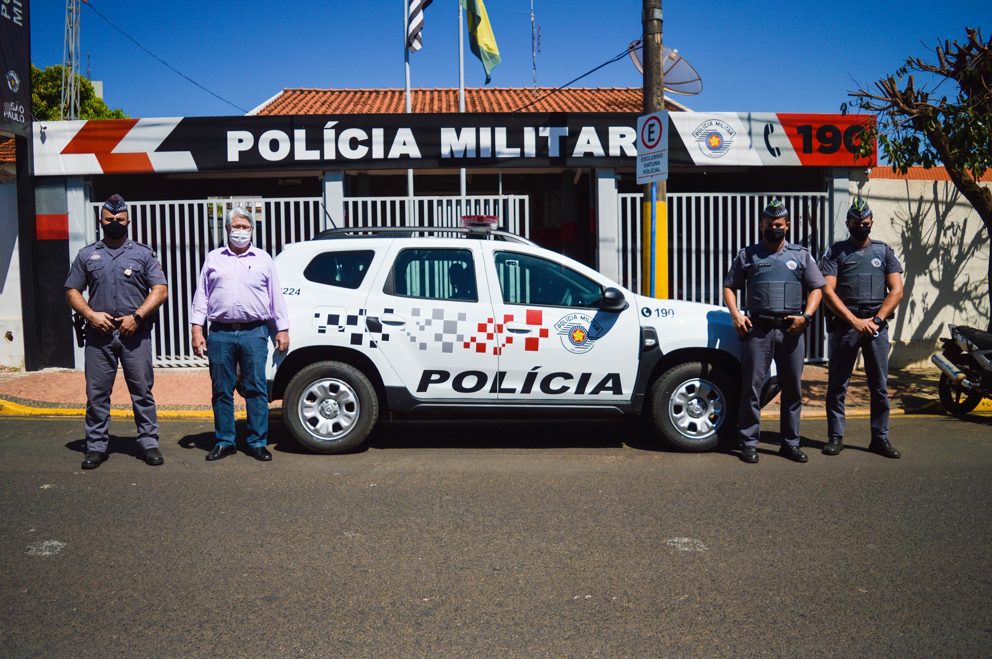 Imagem registrada em 14/04/2021, na chegada do novo veículo para a Polícia Militar de Urupês, e mostra a fachada do quartel. Foto: Luís Fernando da Silva / Prefeitura Municipal de Urupês