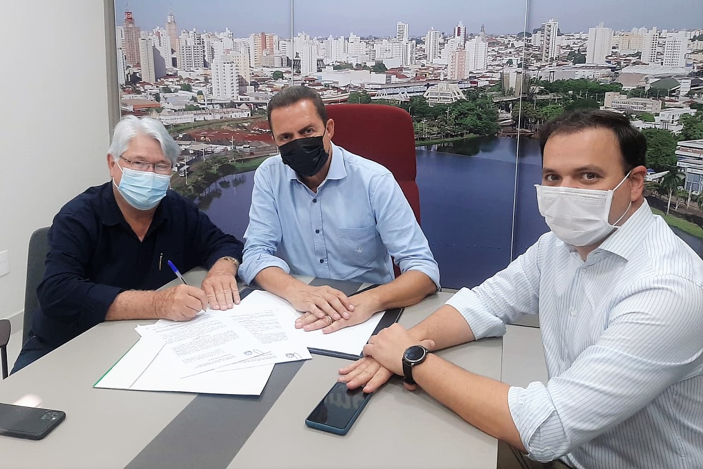 Prefeito Bica em reunião com o Secretário Estadual de Agricultura e Abastecimento, Itamar Borges, e com o Coordenador de Projetos, Edinho Araújo Filho. Foto: divulgação.