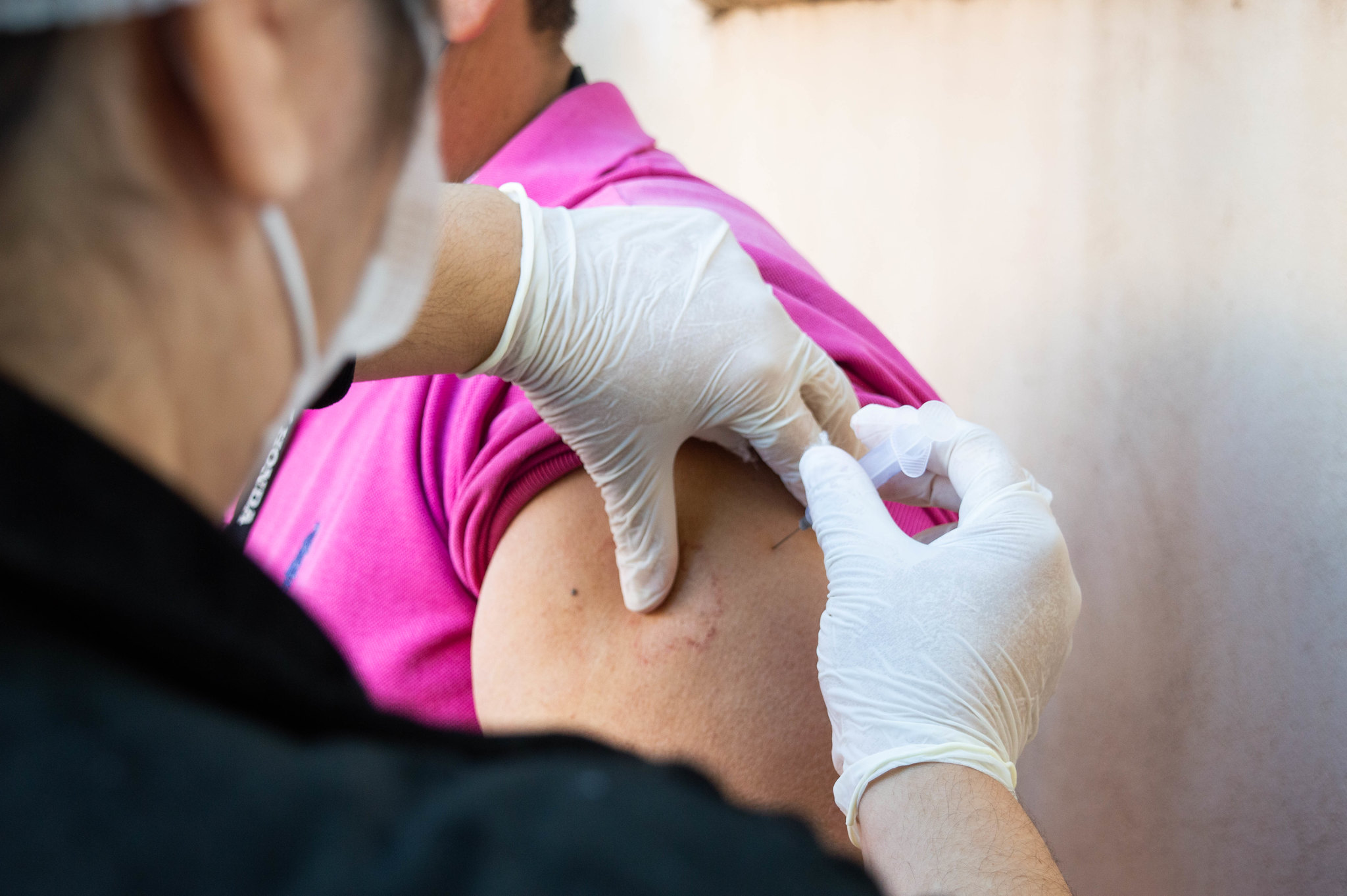 Homem é vacinado durante a campanha de vacinação contra a COVID-19 em Urupês. Foto: Luís Fernando da Silva / Prefeitura Municipal de Urupês.