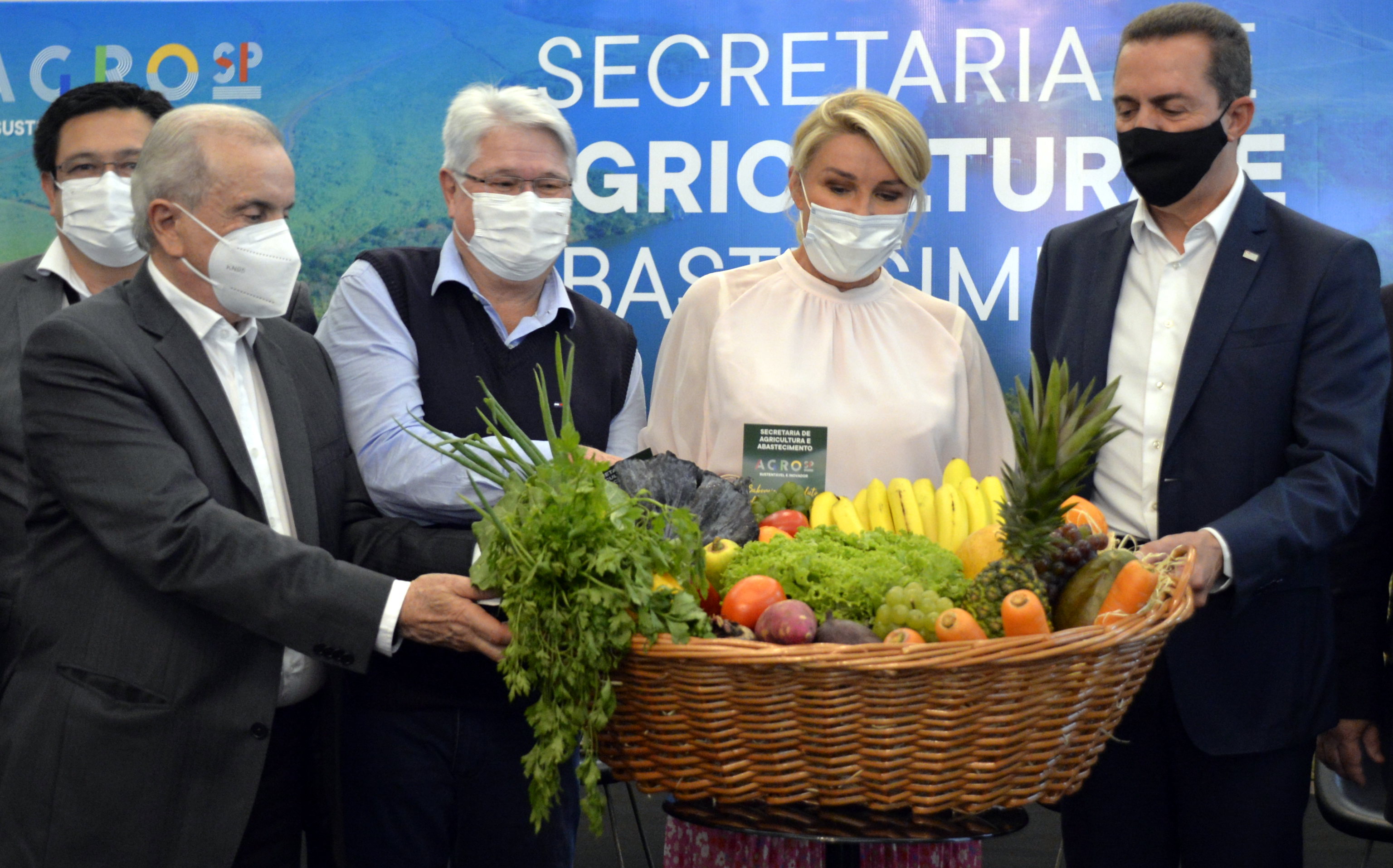 Prefeito Bica em cerimônia de anúncio do Projeto Cesta Verde, junto ao Secretário Itamar Borges, Presidente do FUSSP Bia Dória e Secretário-executivo Chiquinho Matturro. Foto: Governo do Estado de São Paulo / Secretaria de Agricultura e Abastecimento.