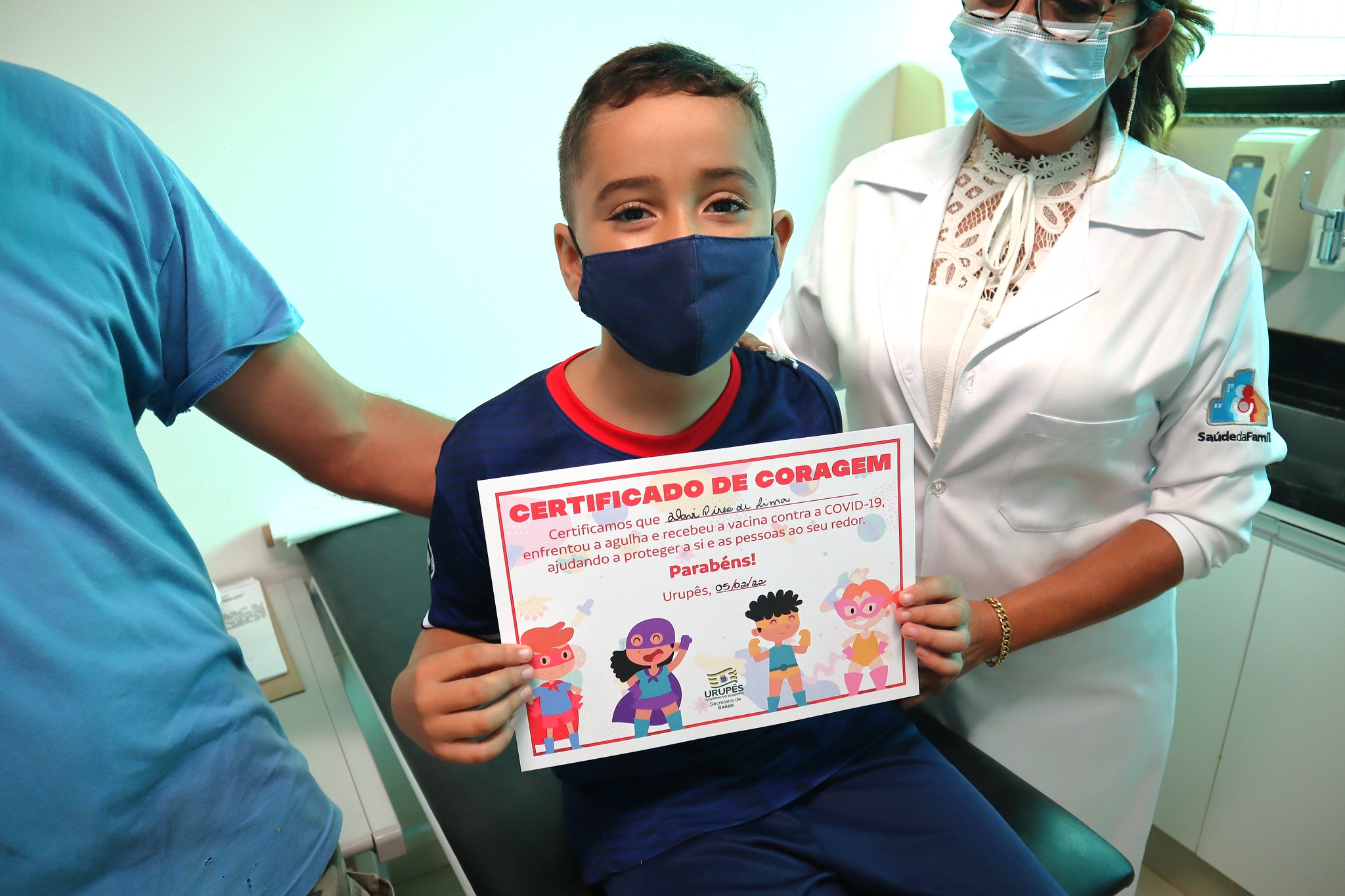 Criança é vacinada contra a Covid-19 em Urupês. Foto: Thomás Volpato Moutropoulos / Prefeitura Municipal de Urupês