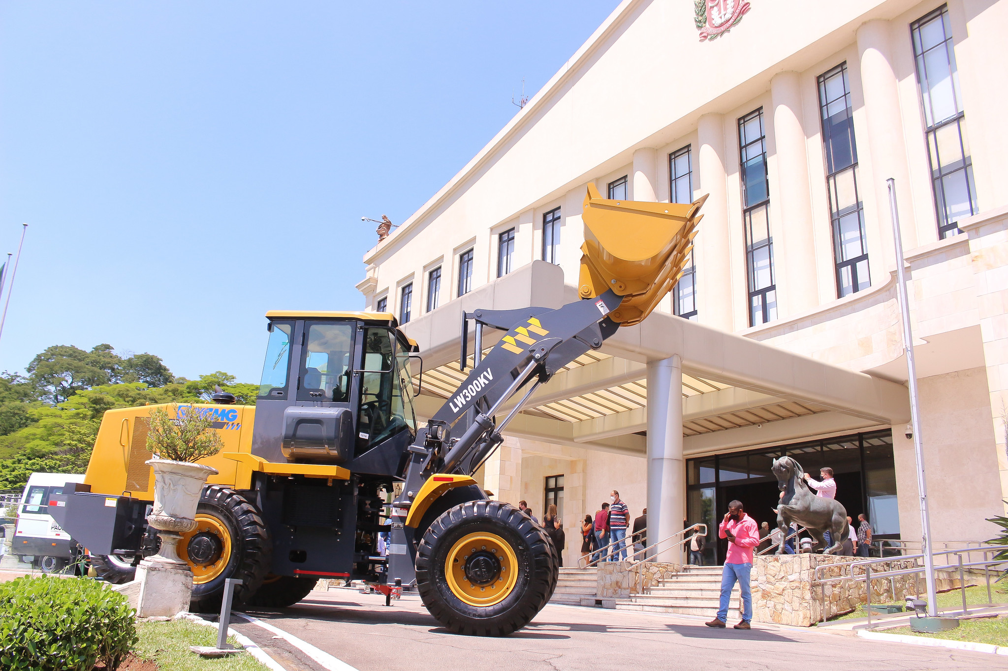 Pá-carregadeira modelo LW300KV exposta na sede do Palácio dos Bandeirantes na data de lançamento do Programa Nova Frota SP Não Para. Foto: divulgação / Governo do Estado de São Paulo.