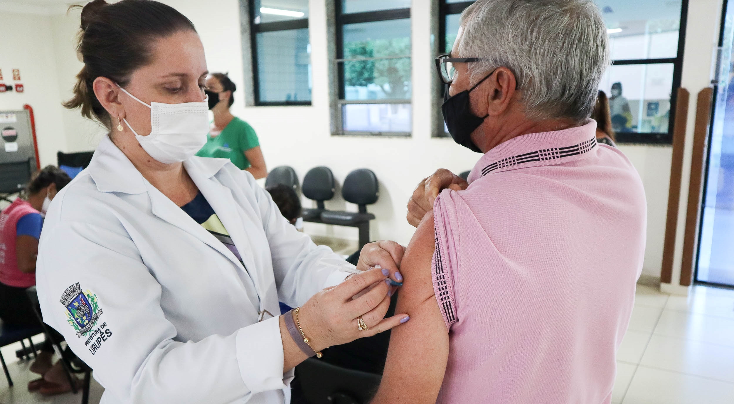 Idoso é vacinado contra a Covid-19 na Unidade de Saúde do Centro: Foto: Henrique Alonso Camilo / Prefeitura Municipal de Urupês