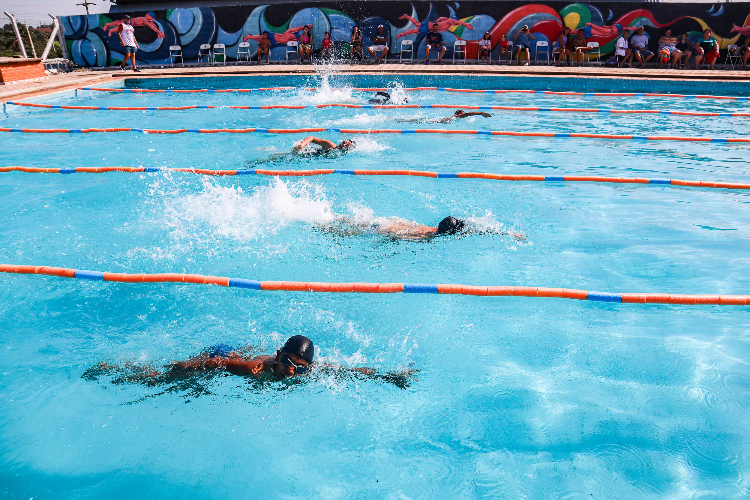 Alunos participam de competição de natação na Piscina Pública de Urupês. Foto: Thomas Volpato Moutropoulos / Prefeitura Municipal de Urupês