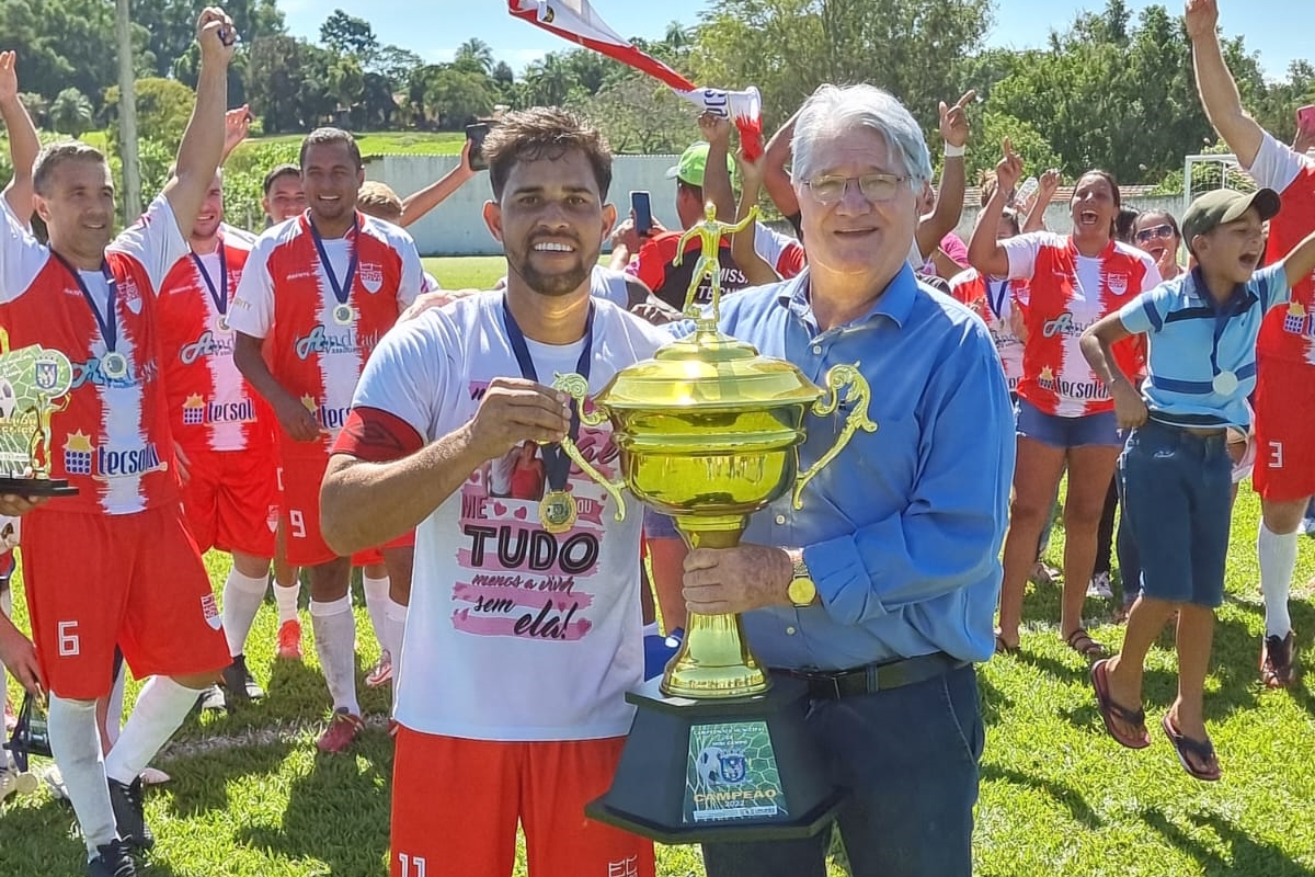 Prefeito Bica entrega taça do campeonato. Foto: divulgação.