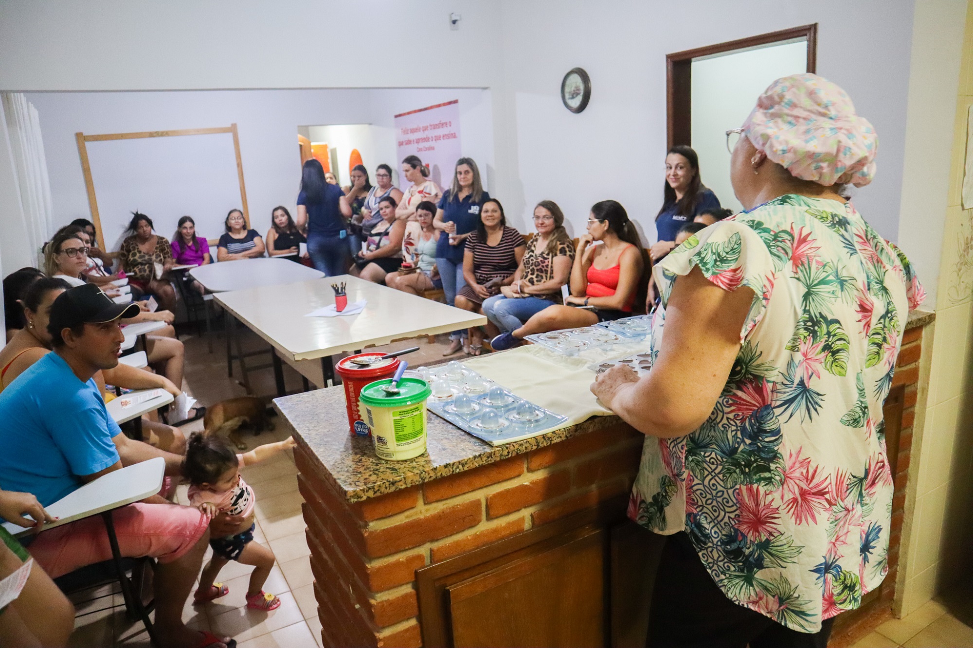 Alunas aprendem métodos de confecção de trufas e bombons. Foto: Thomas Volpato Moutropoulos / Prefeitura Municipal de Urupês.