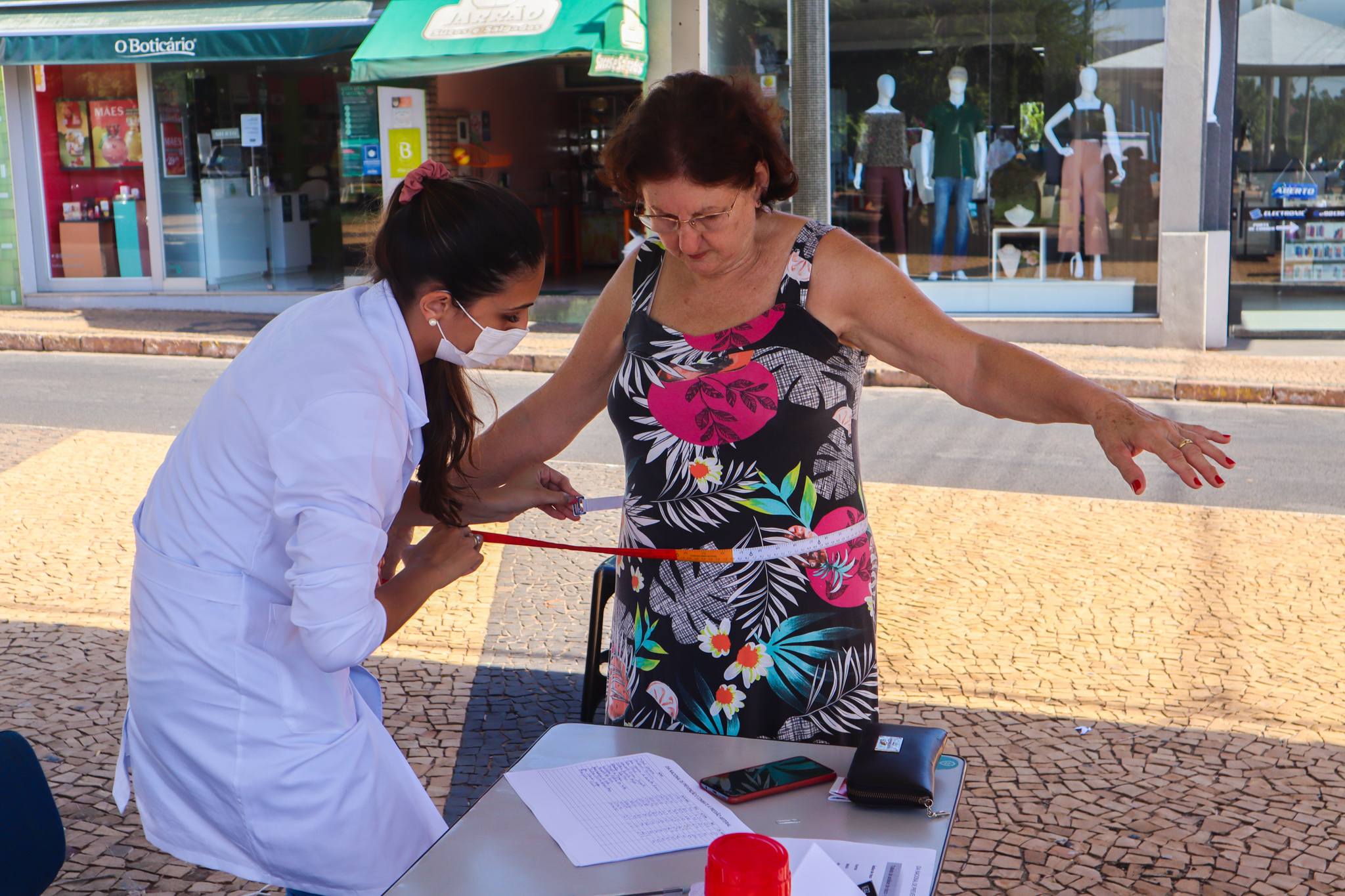 Nutricionista realiza medições em munícipe em ação realizada na praça central. Foto: Thomas Volpato Metropoulos / Prefeitura Municipal de Urupês.